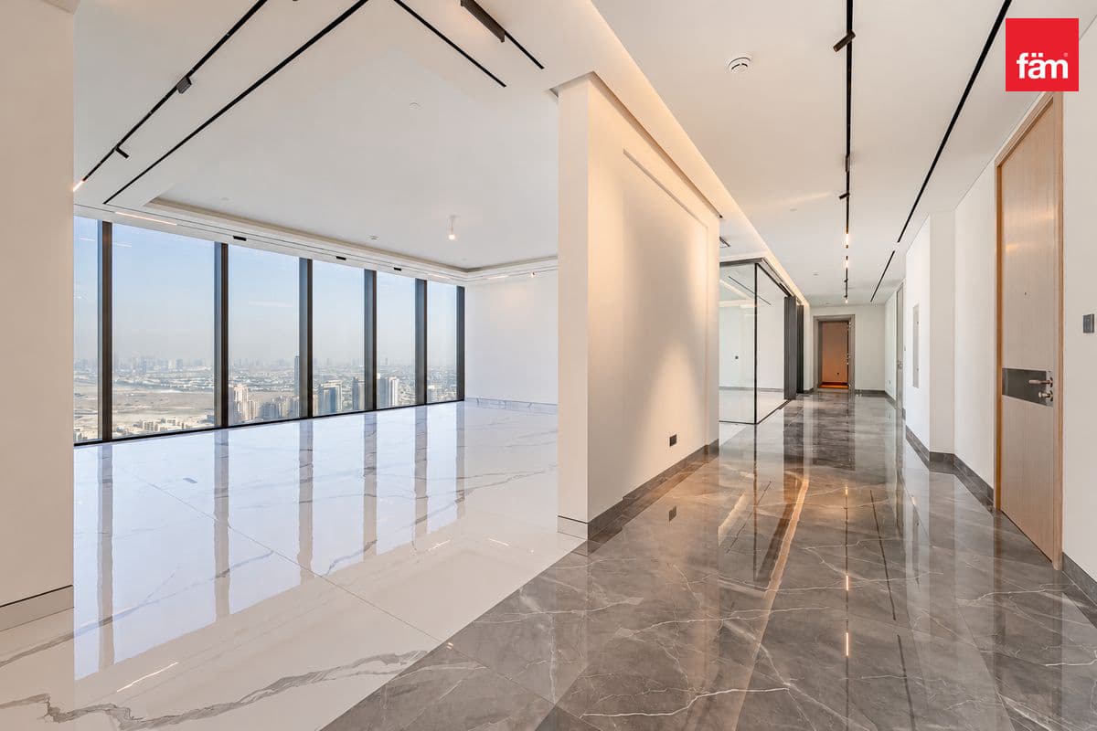 4 bedroom apartment in The S Tower, photograph 7 of 16