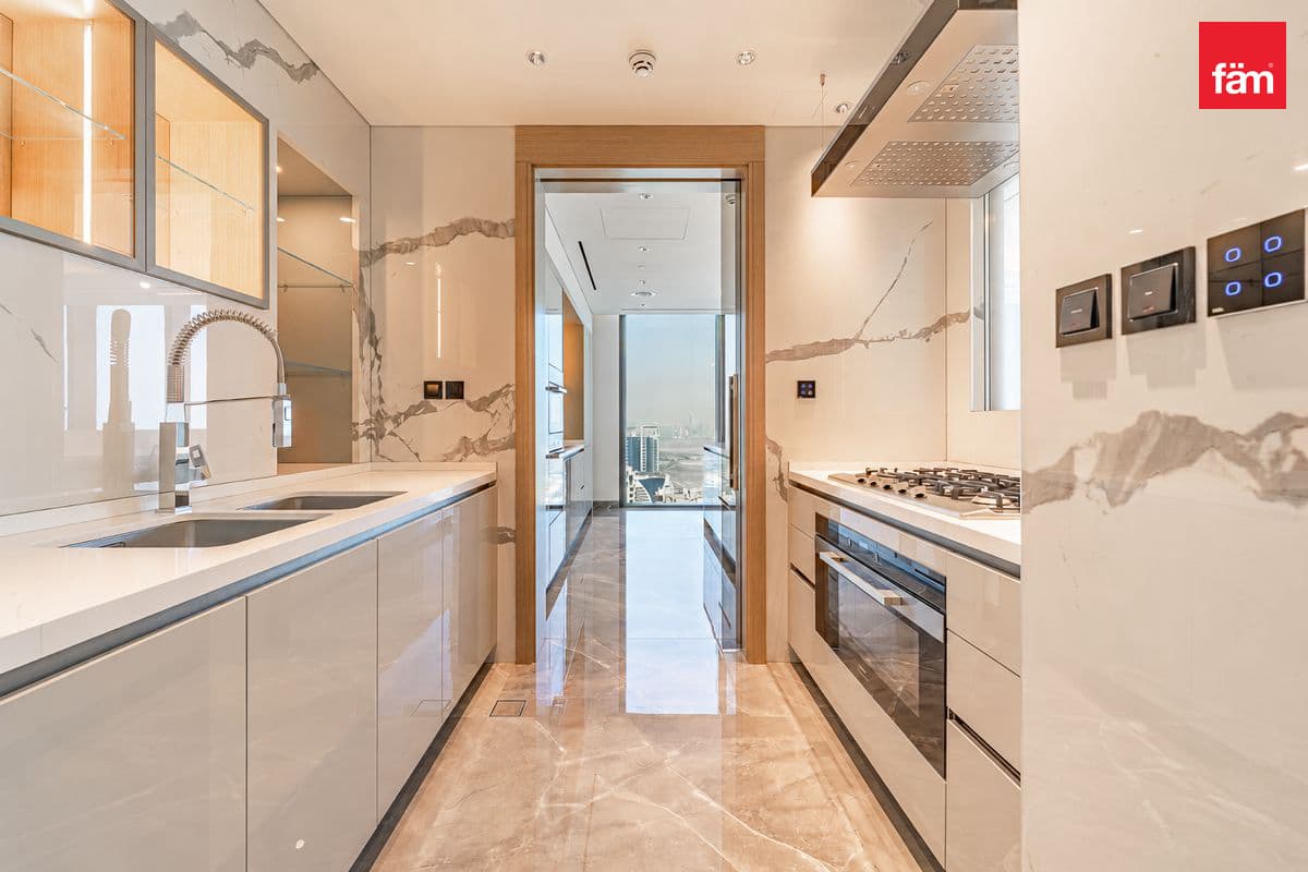4 bedroom apartment in The S Tower, photograph 12 of 16