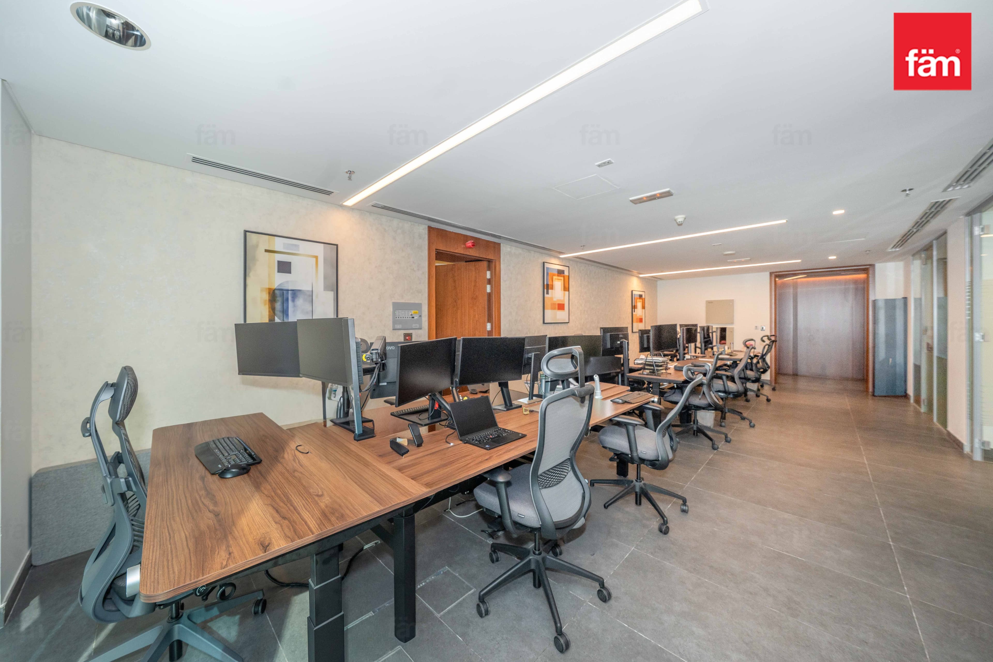 office in Emirates Financial Towers South Tower, photograph 20 of 20