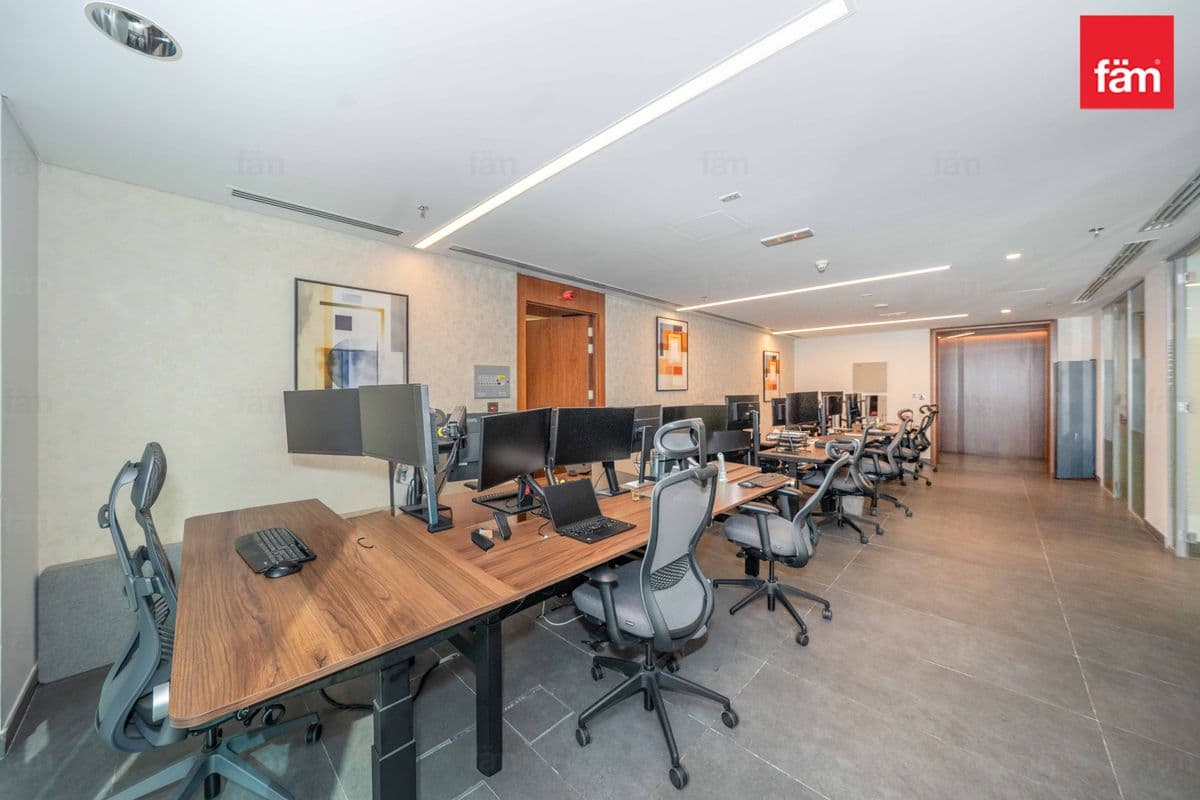 office in Emirates Financial Towers South Tower, photograph 6 of 20