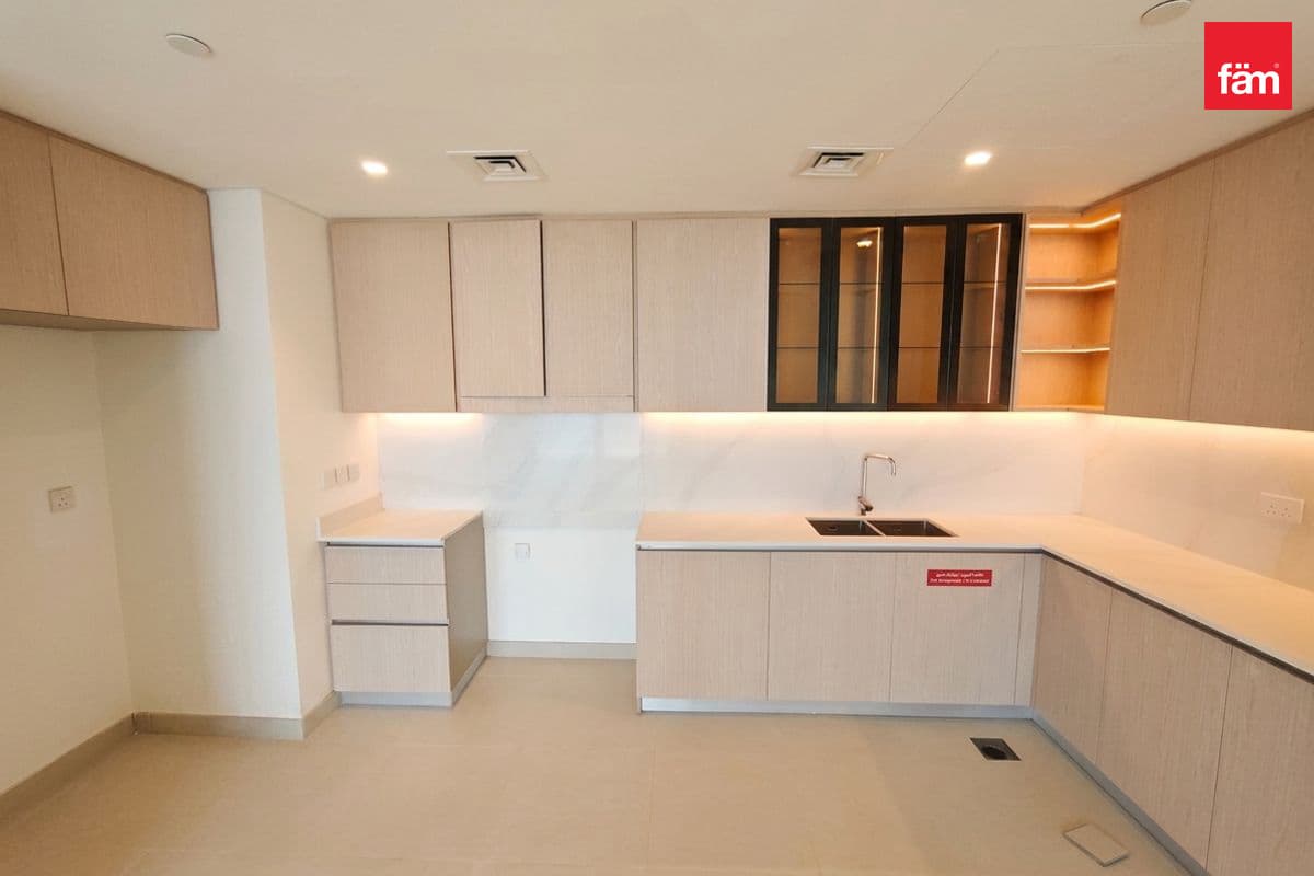 4 bedroom penthouse in Golf Heights, photograph 7 of 20