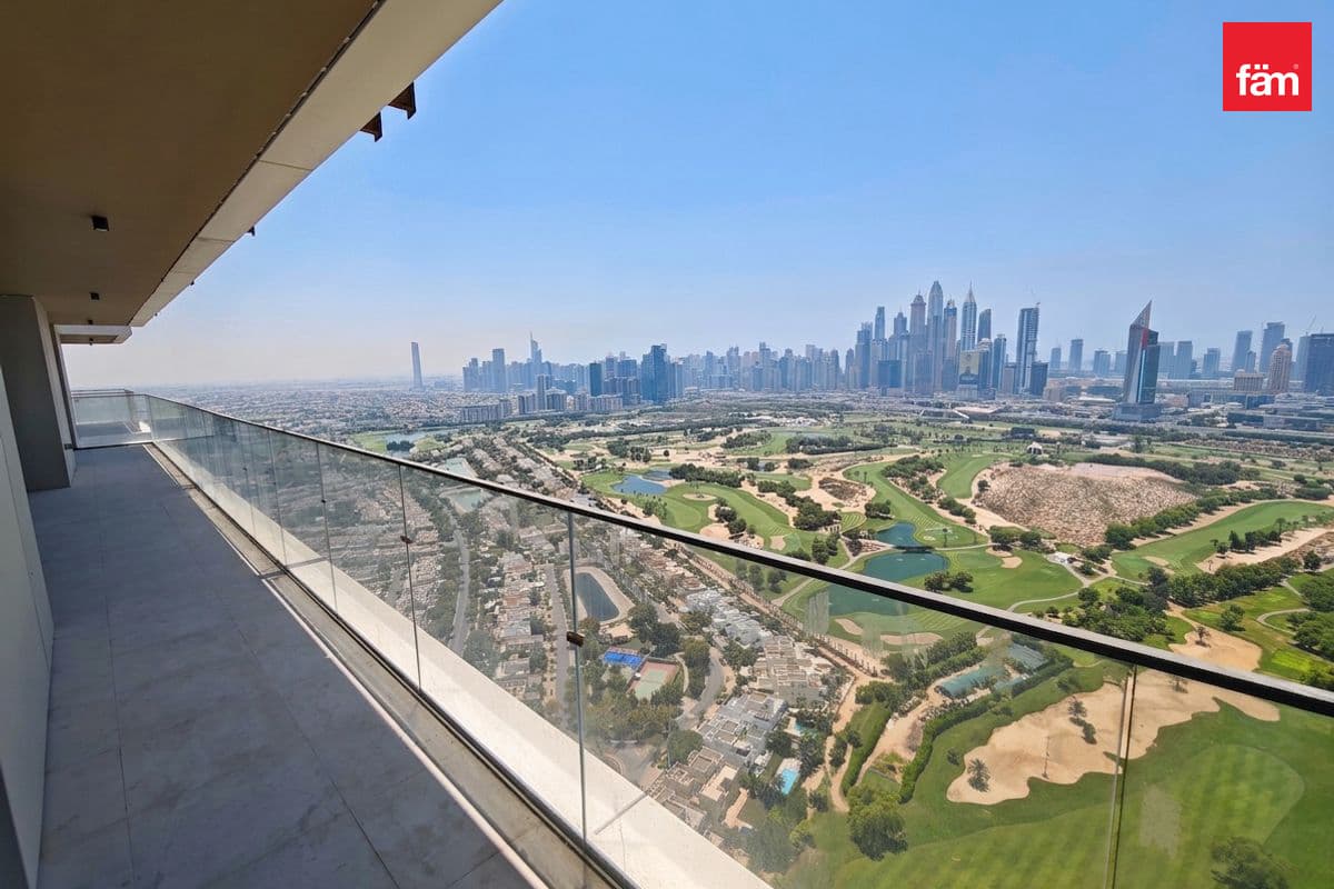 4 bedroom penthouse in Golf Heights, photograph 2 of 20