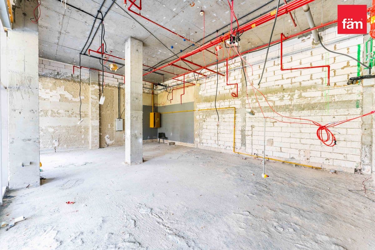 retail in Avanti Tower, photograph 1 of 14