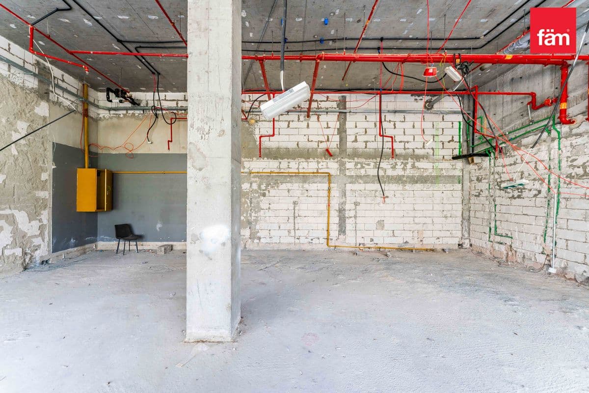 retail in Avanti Tower, photograph 7 of 14