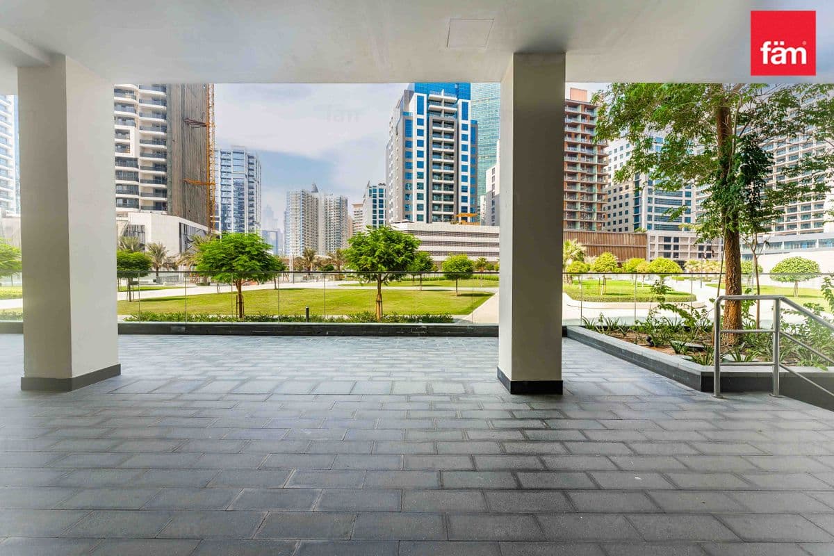 retail in Avanti Tower, photograph 11 of 14