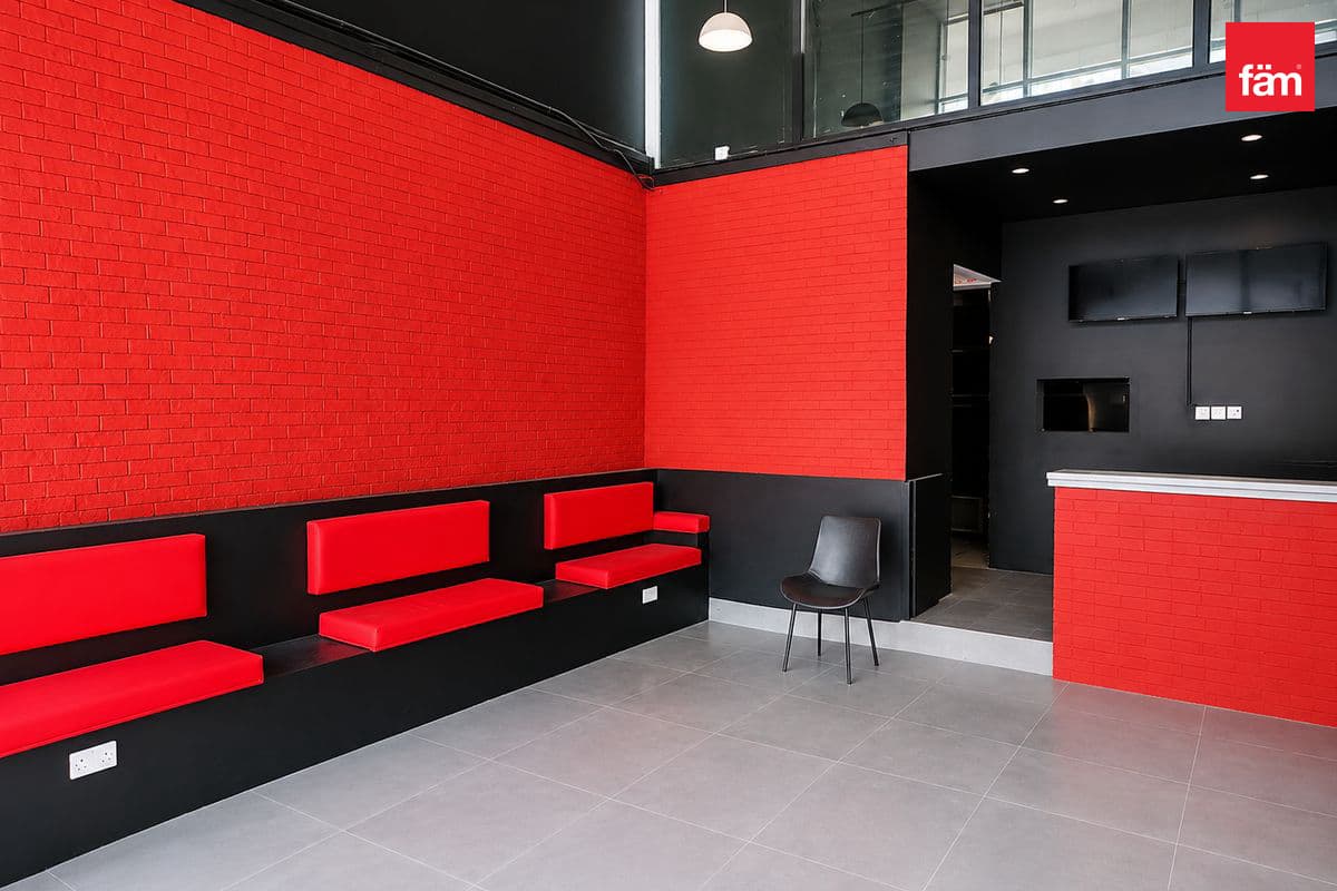 retail in Oxford Tower, photograph 3 of 10