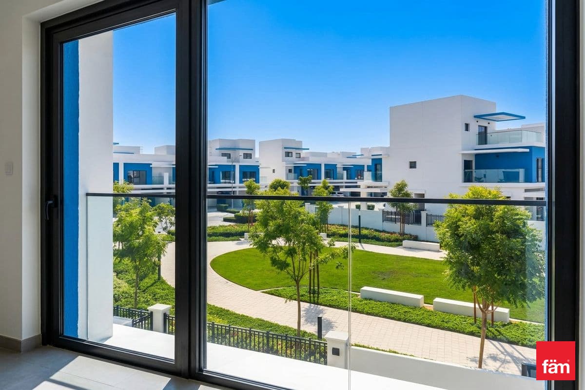 5 bedroom townhouse in DAMAC Lagoons Santorini 2, photograph 2 of 20