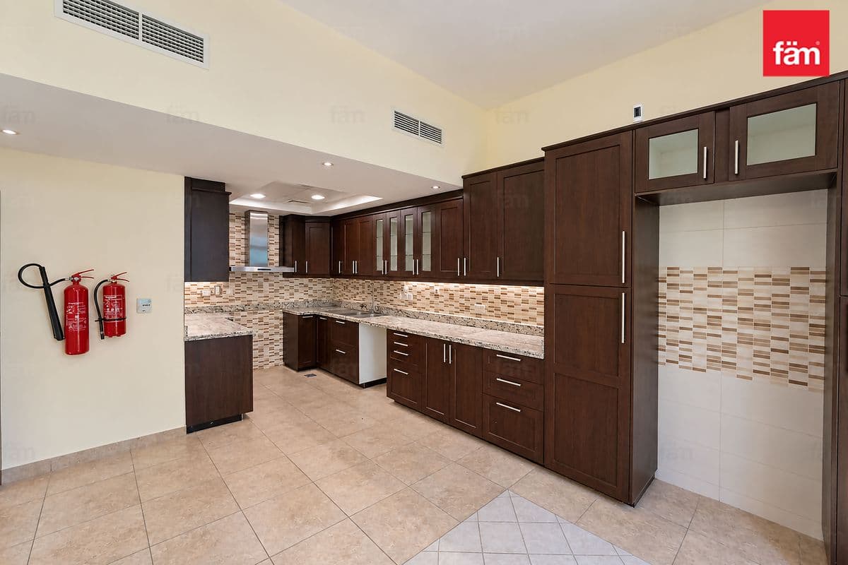 4 bedroom townhouse in Al Salam Townhouses, photograph 3 of 20