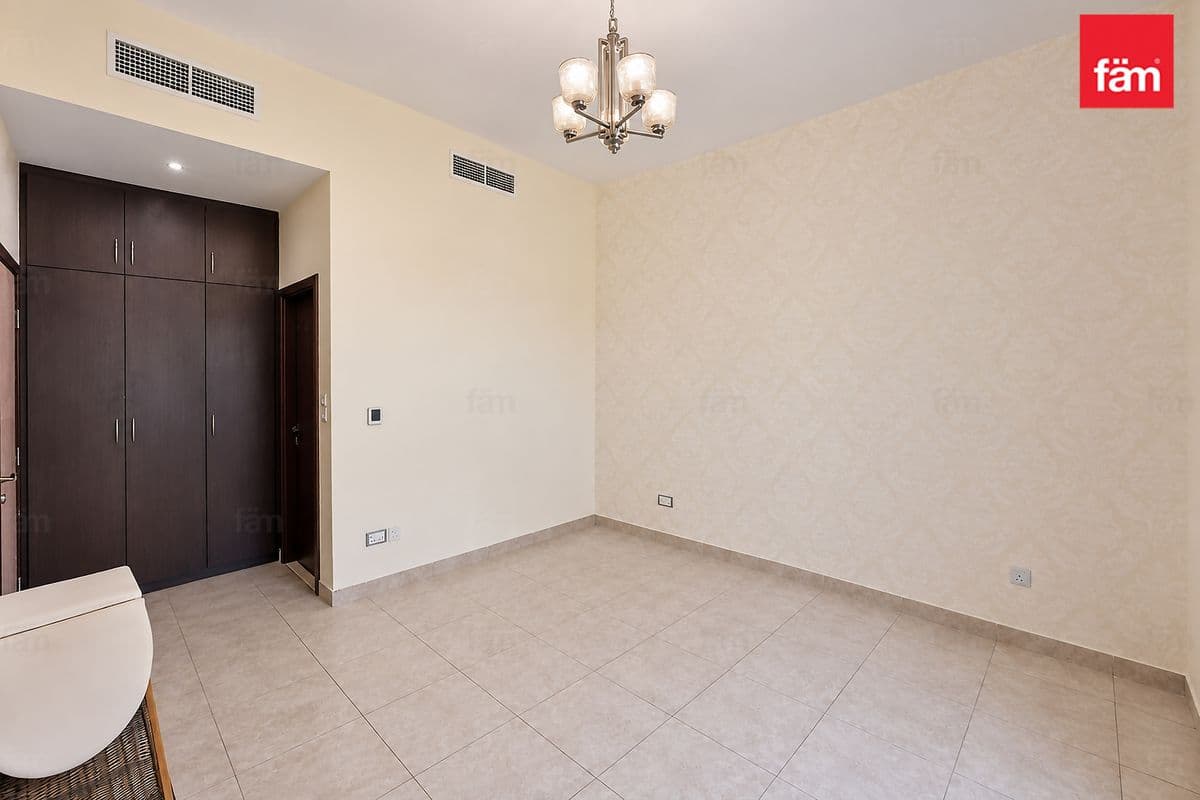 4 bedroom townhouse in Al Salam Townhouses, photograph 2 of 20