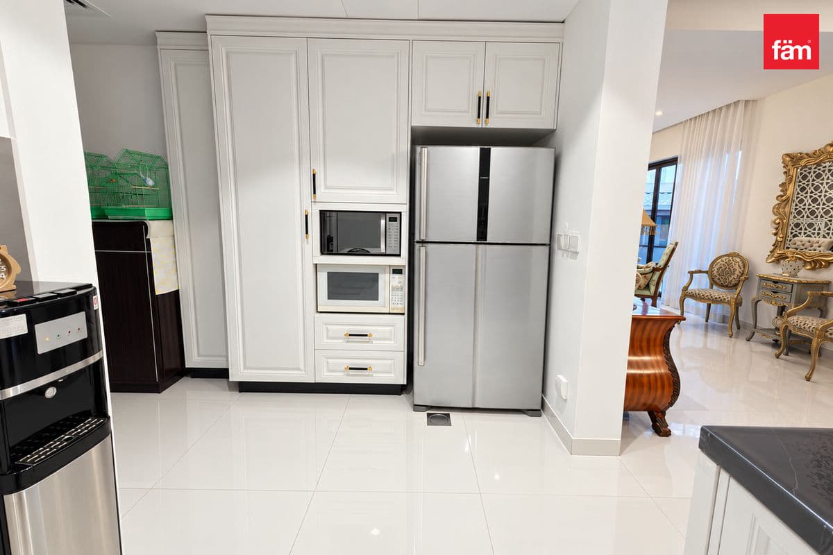 5 bedroom townhouse in Bloomingdale Townhouses, photograph 5 of 20