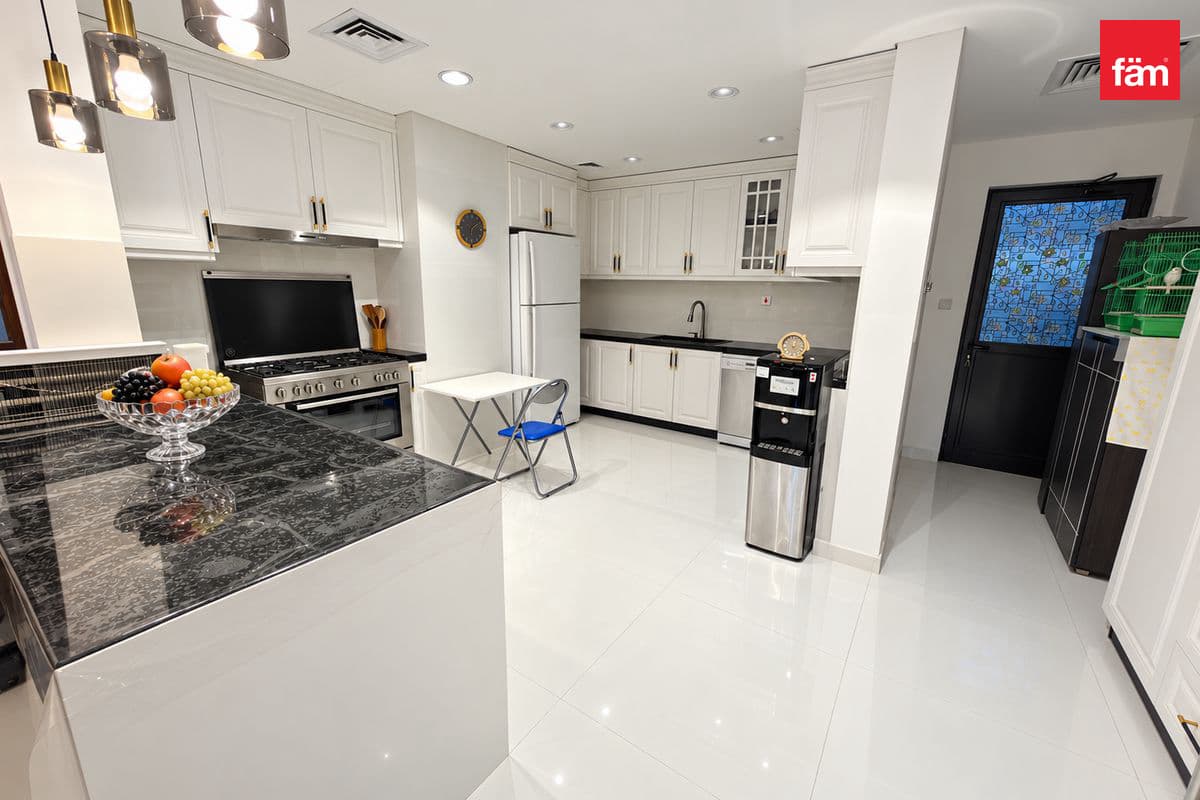 5 bedroom townhouse in Bloomingdale Townhouses, photograph 4 of 20
