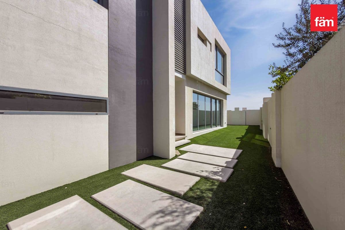 4 bedroom townhouse in Gardenia Townhomes at Wasl Gate, photograph 2 of 20