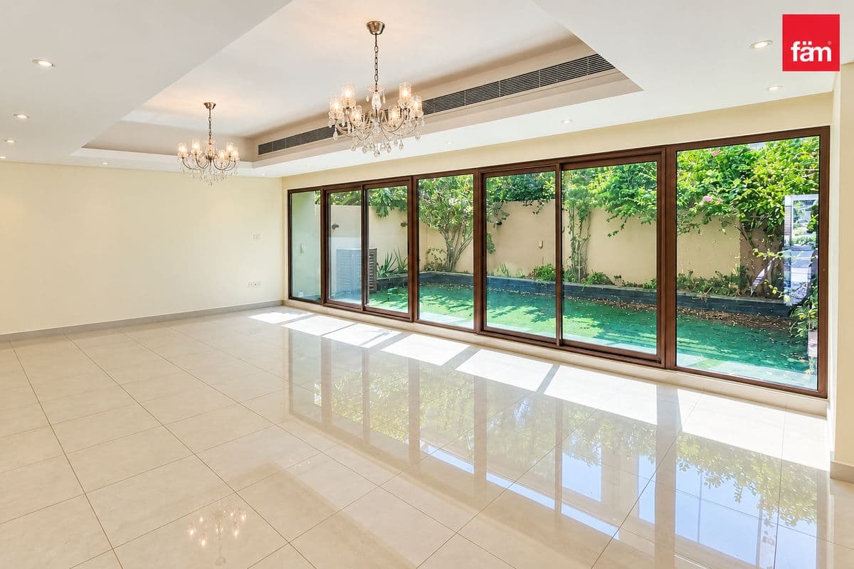 4 bedroom townhouse in Grand Views, photograph 2 of 14