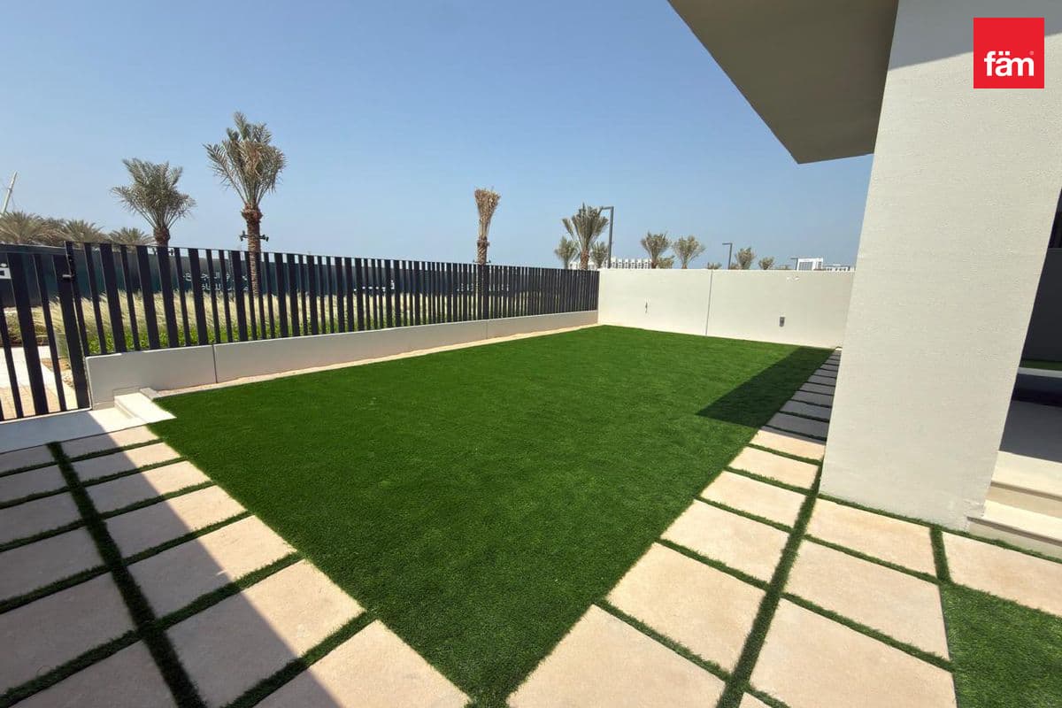 4 bedroom townhouse in Jebel Ali Village Townhouses - Phase 3, photograph 3 of 20