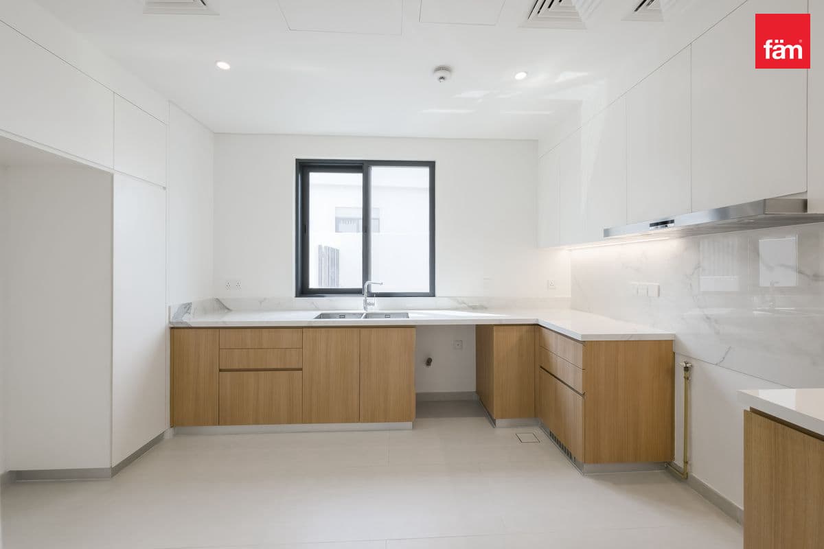 4 bedroom townhouse in Jebel Ali Village Townhouses - Phase 3, photograph 13 of 20