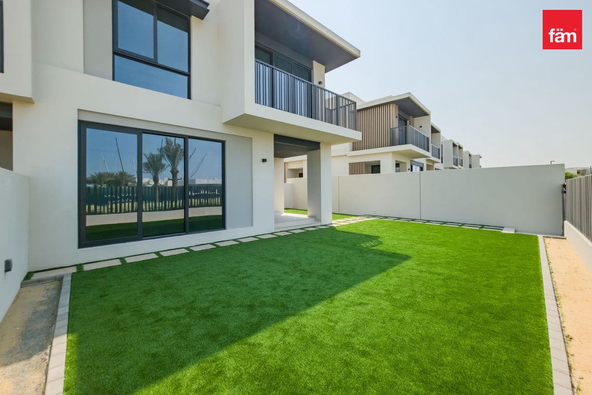 4 bedroom townhouse in Jebel Ali Village Townhouses - Phase 3, photograph 2 of 20