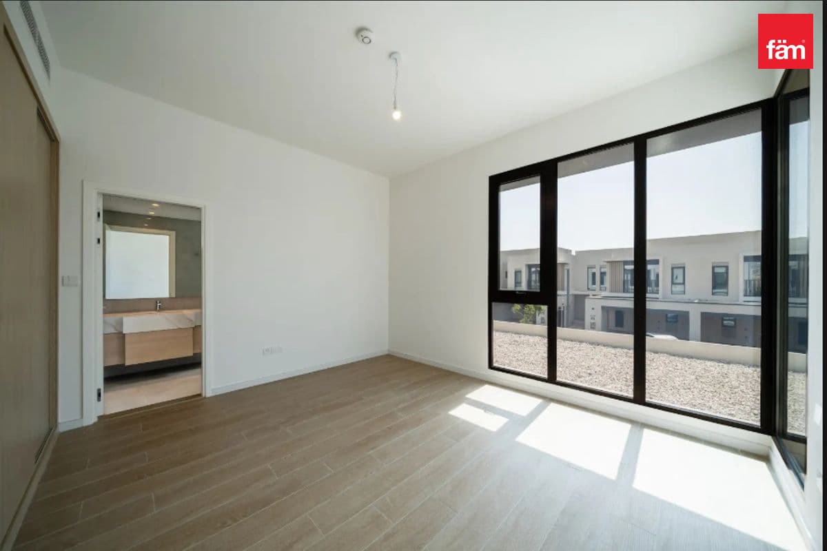 4 bedroom townhouse in Jebel Ali Village Townhouses - Phase 3, photograph 8 of 20