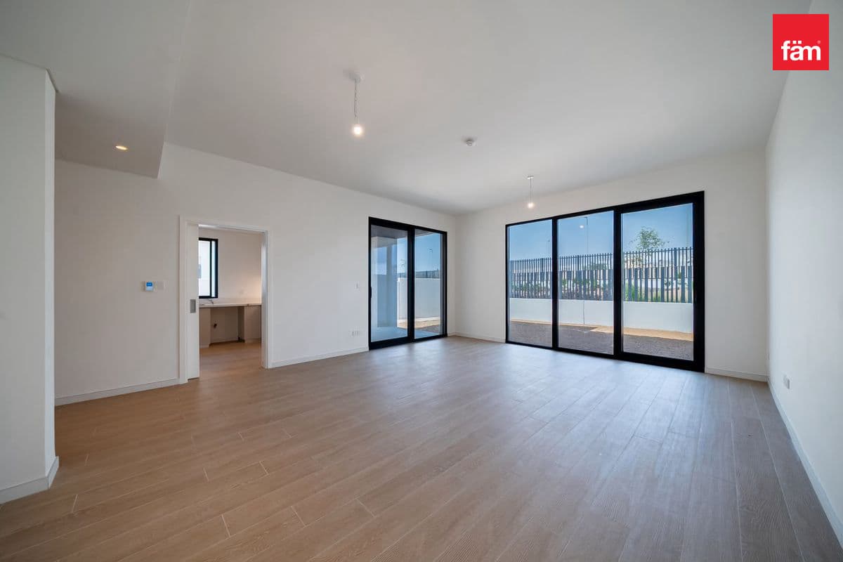 4 bedroom townhouse in Jebel Ali Village Townhouses - Phase 3, photograph 3 of 20