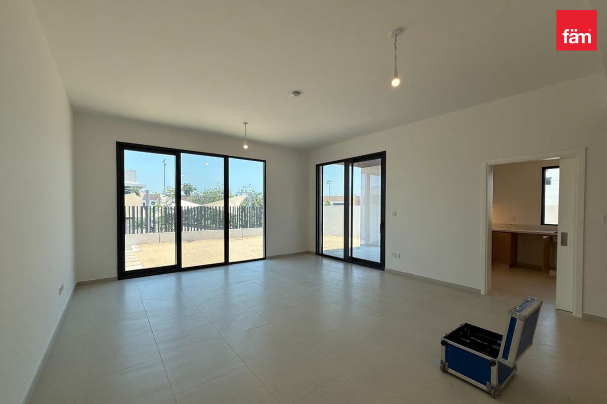 4 bedroom townhouse in Jebel Ali Village Townhouses - Phase 3, photograph 4 of 20