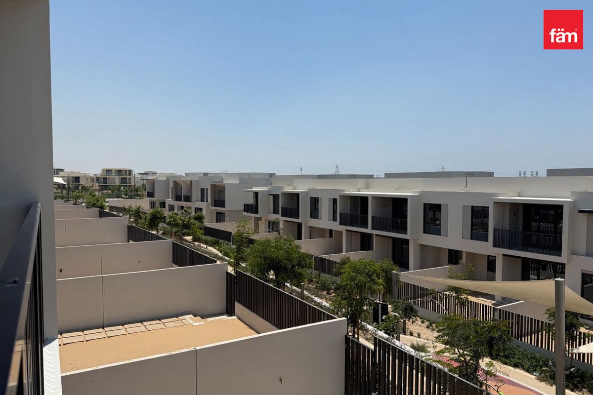 4 bedroom townhouse in Jebel Ali Village Townhouses - Phase 3, photograph 3 of 20