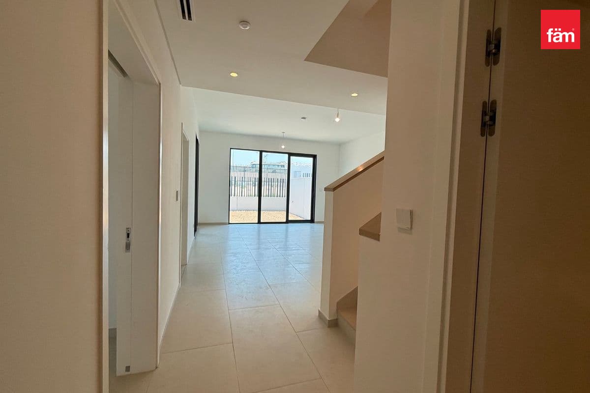 4 bedroom townhouse in Jebel Ali Village Townhouses - Phase 3, photograph 8 of 20