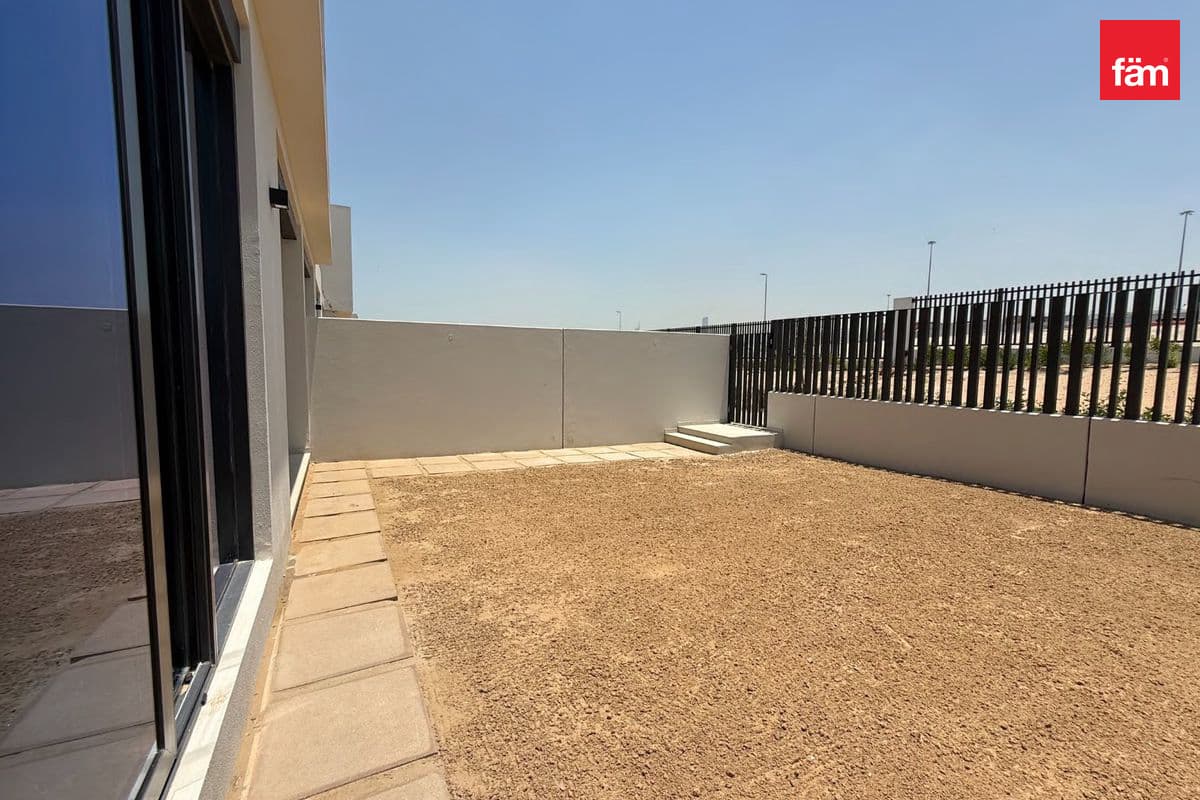 4 bedroom townhouse in Jebel Ali Village Townhouses - Phase 3, photograph 2 of 20