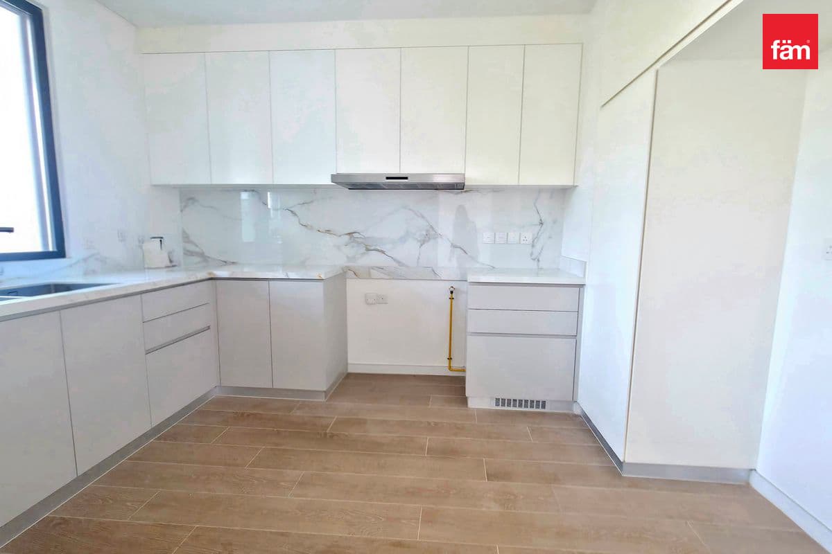 4 bedroom townhouse in Jebel Ali Village Townhouses Phase 1, photograph 2 of 20