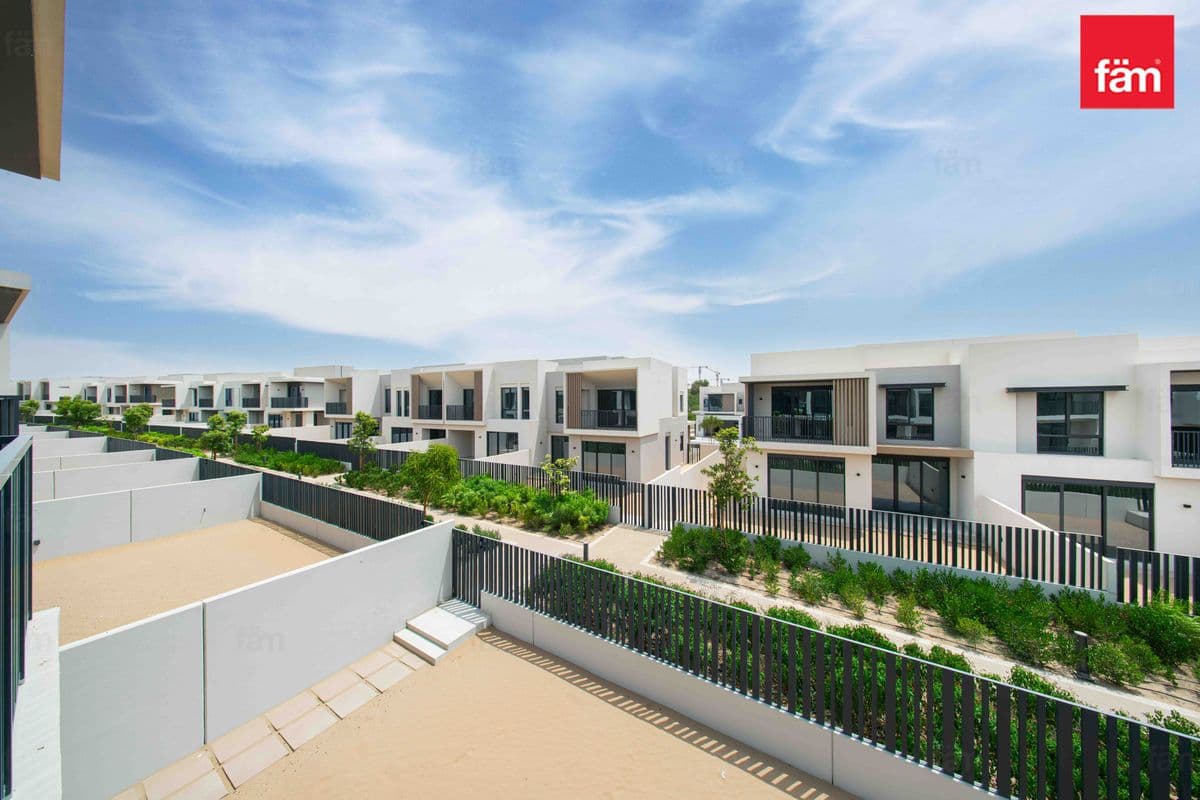 4 bedroom townhouse in Jebel Ali Village Townhouses Phase 1, photograph 3 of 20