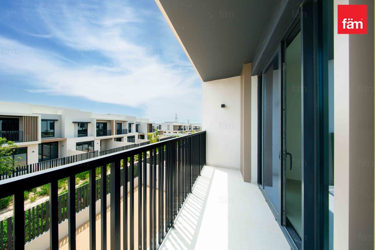 4 bedroom townhouse in Jebel Ali Village Townhouses Phase 1, photograph 2 of 20