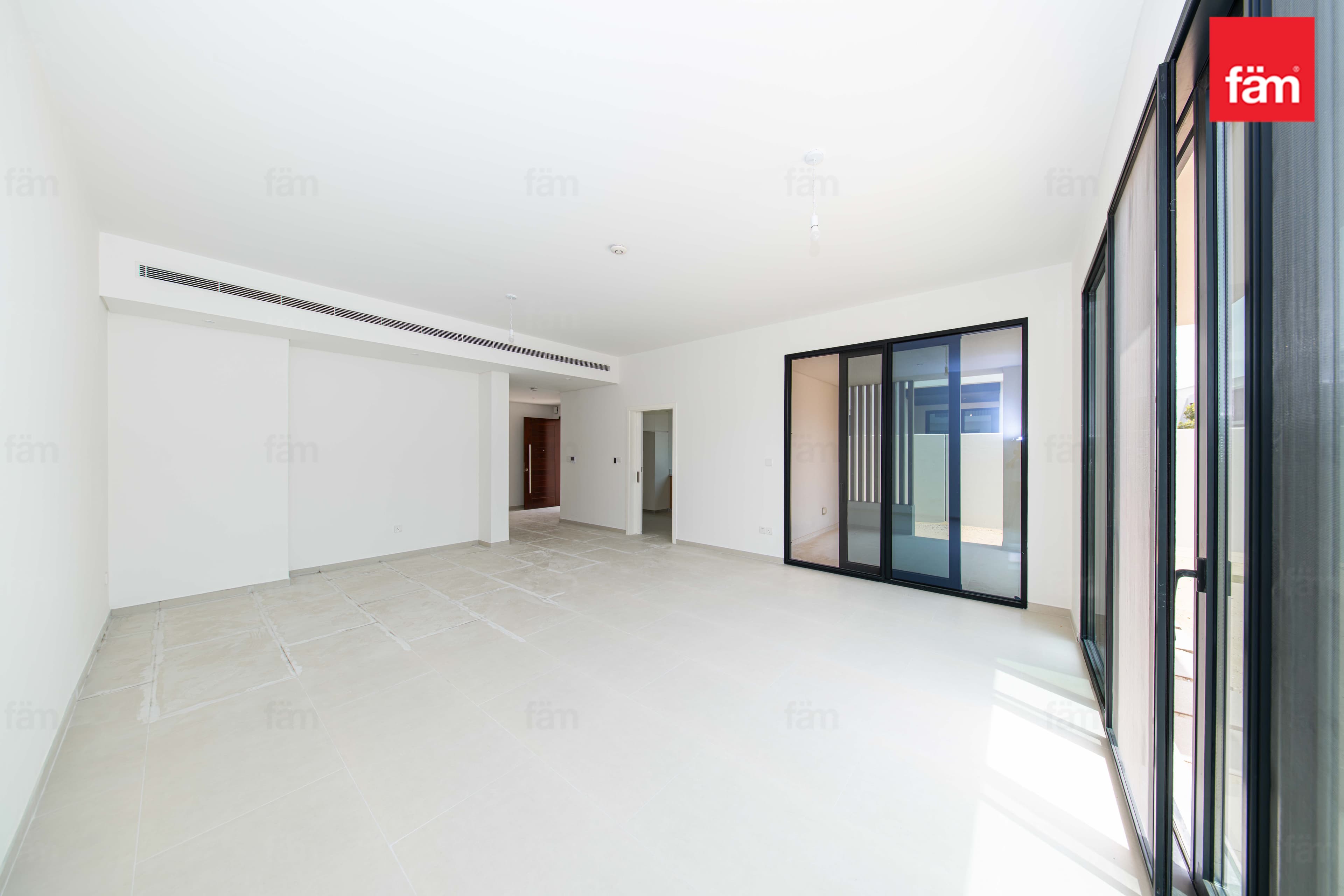 4 bedroom townhouse in Jebel Ali Village Townhouses - Phase 3, photograph 3 of 15