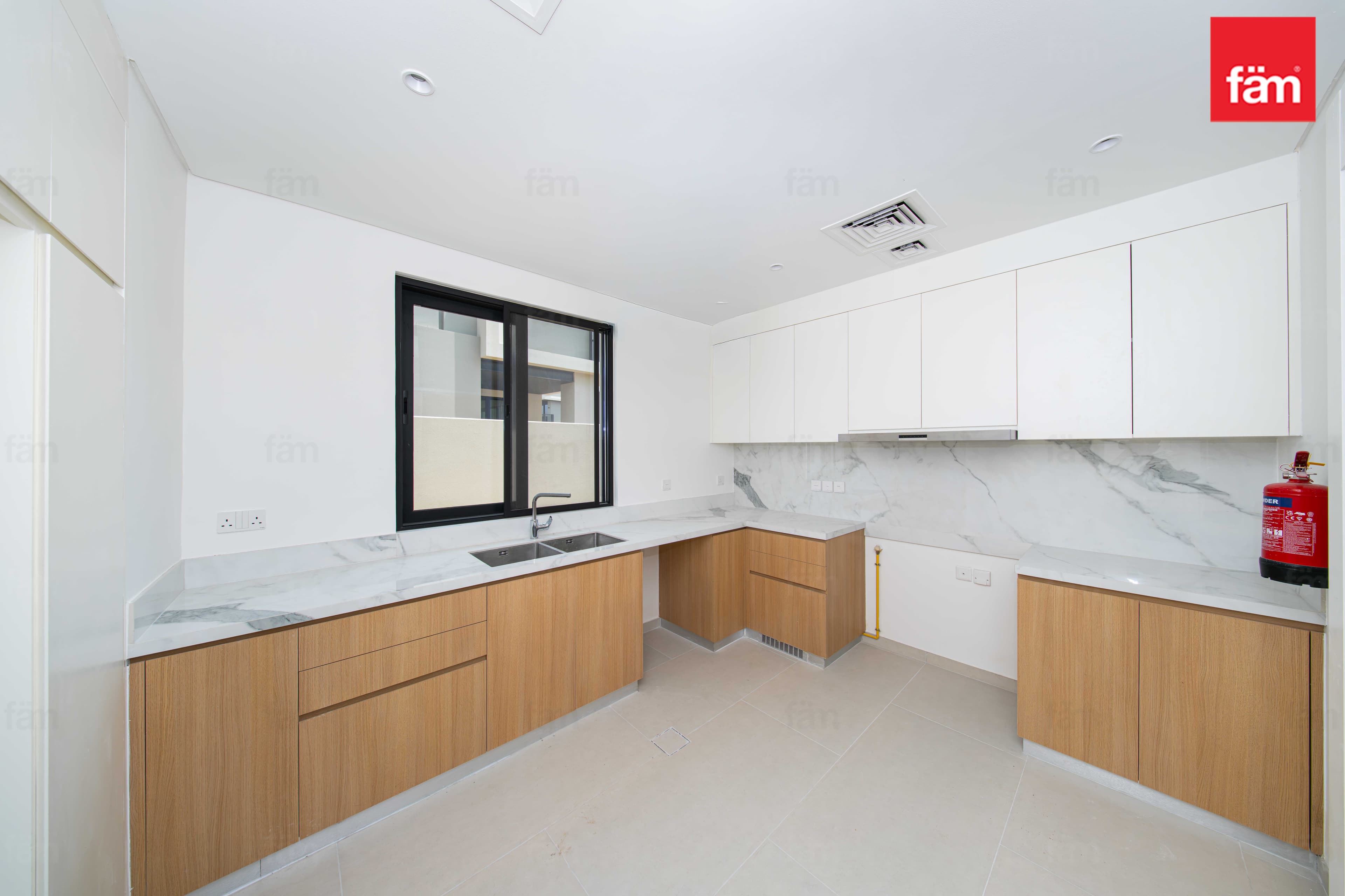 4 bedroom townhouse in Jebel Ali Village Townhouses - Phase 3, photograph 6 of 15