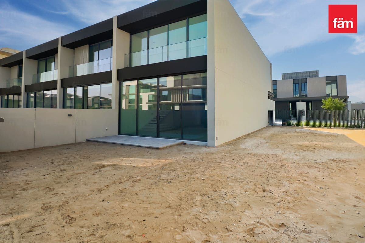 3 bedroom townhouse in Nad Al Sheba Gardens Phase 3, photograph 1 of 20