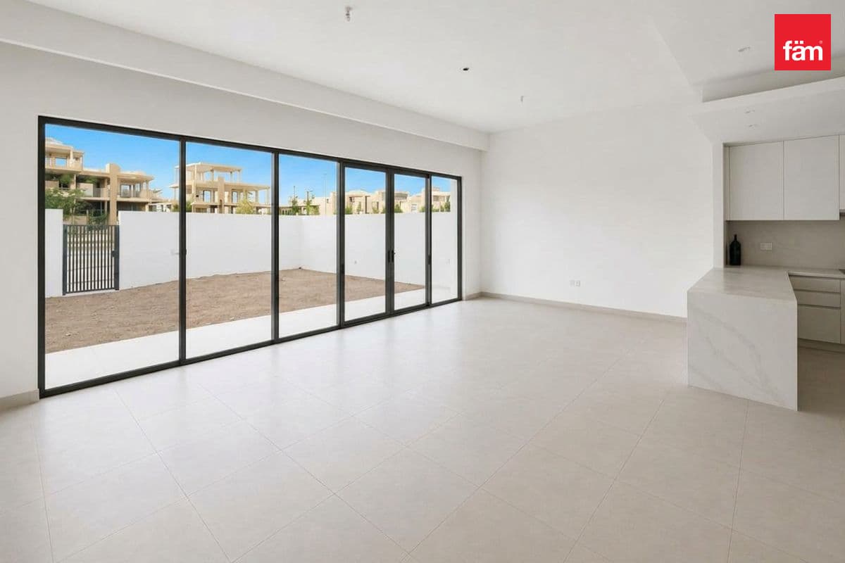 4 bedroom townhouse in Opal Gardens, photograph 3 of 20