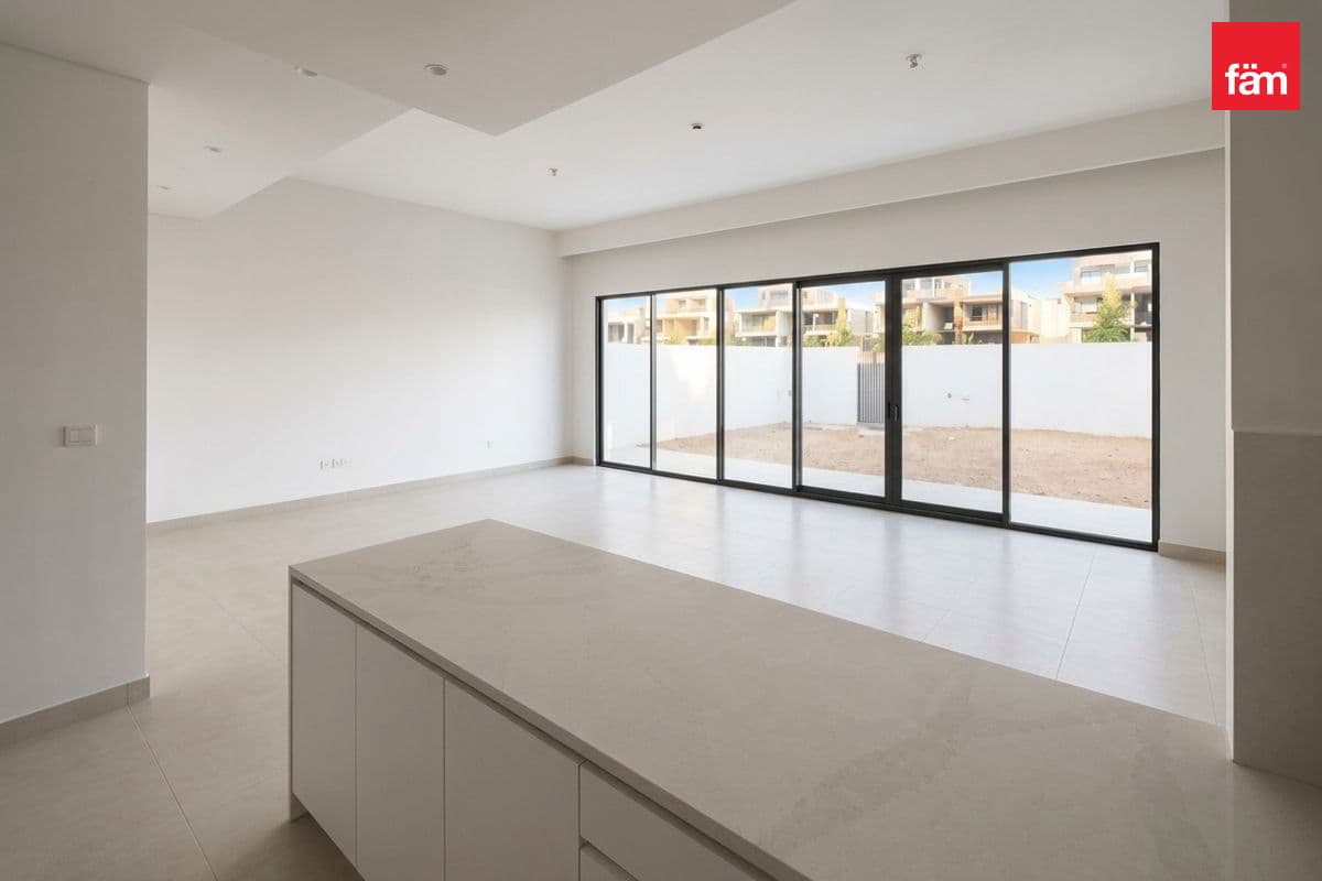 4 bedroom townhouse in Opal Gardens, photograph 4 of 20