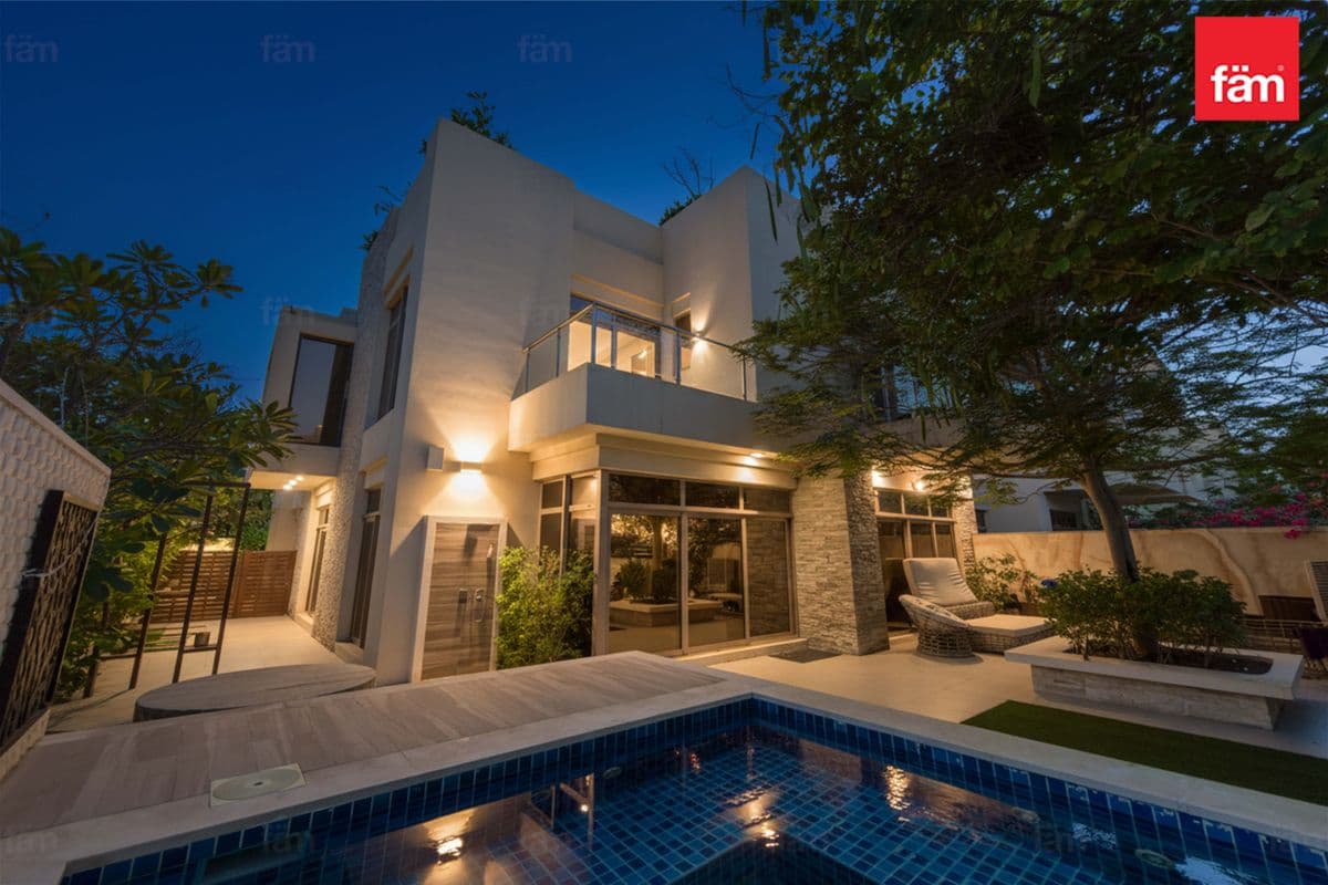 4 bedroom townhouse in The Polo Townhouses, photograph 1 of 20