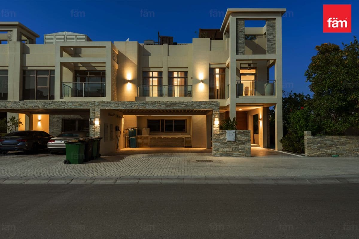 4 bedroom townhouse in The Polo Townhouses, photograph 2 of 20