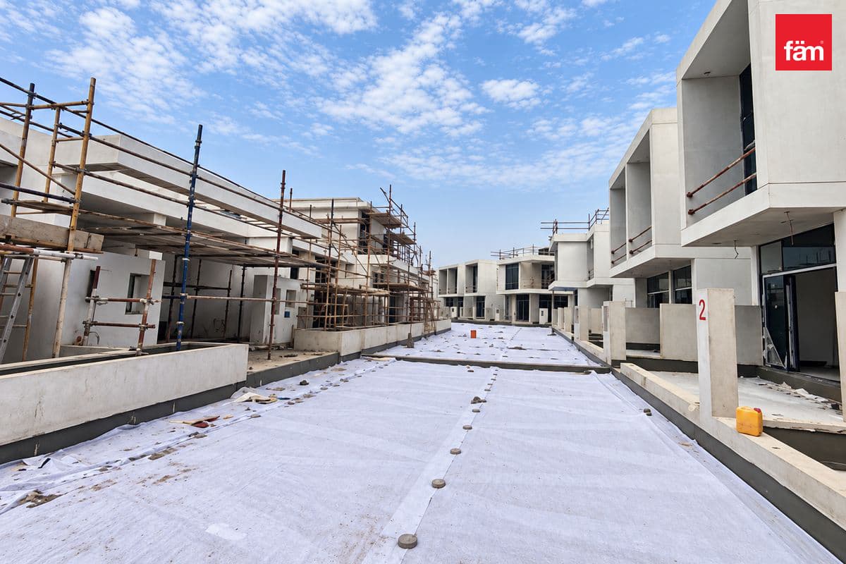 4 bedroom townhouse in Shamsa Townhouses, photograph 2 of 20