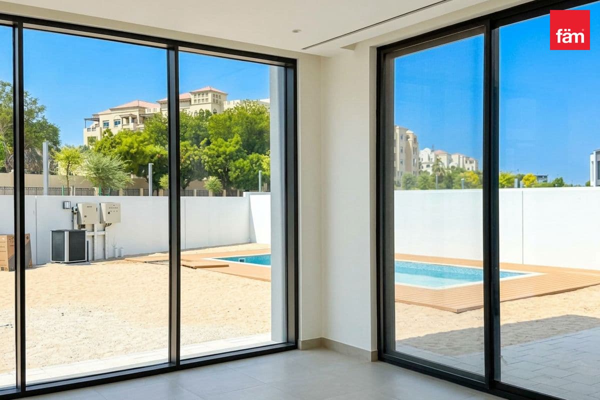 5 bedroom villa in Al Badia Villas, photograph 1 of 20