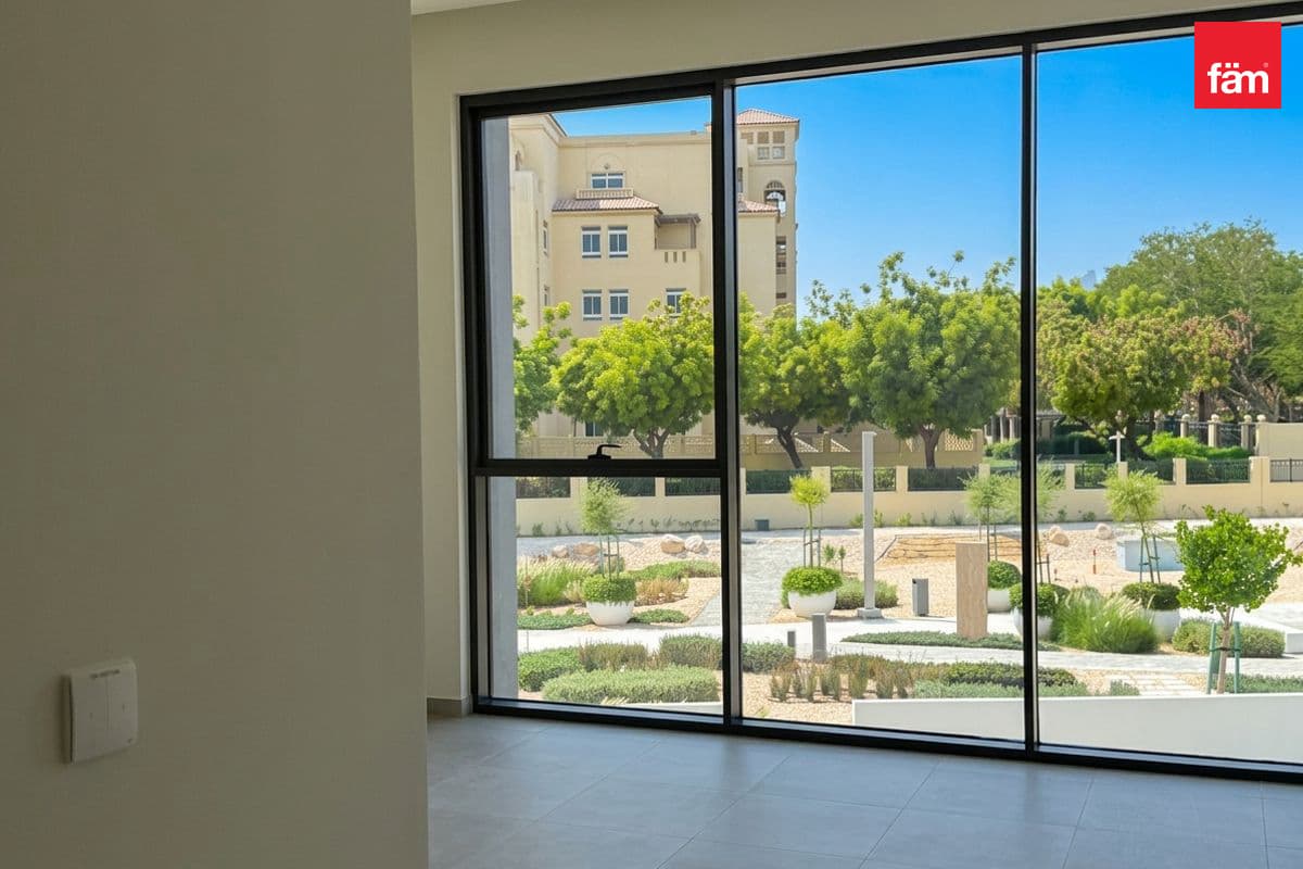 5 bedroom villa in Al Badia Villas, photograph 2 of 20