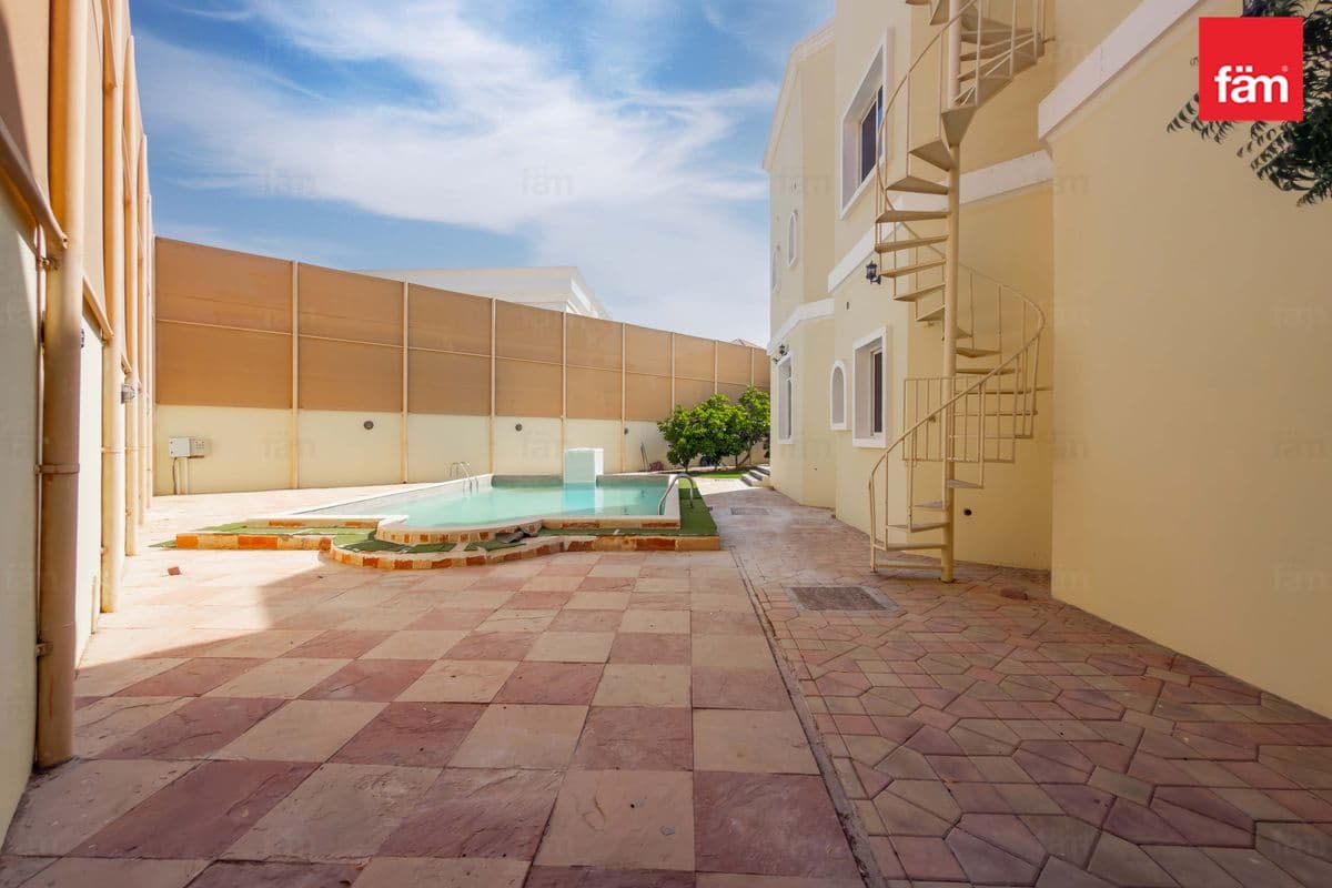 5 bedroom villa in Al Barsha 2 Villas, photograph 19 of 20