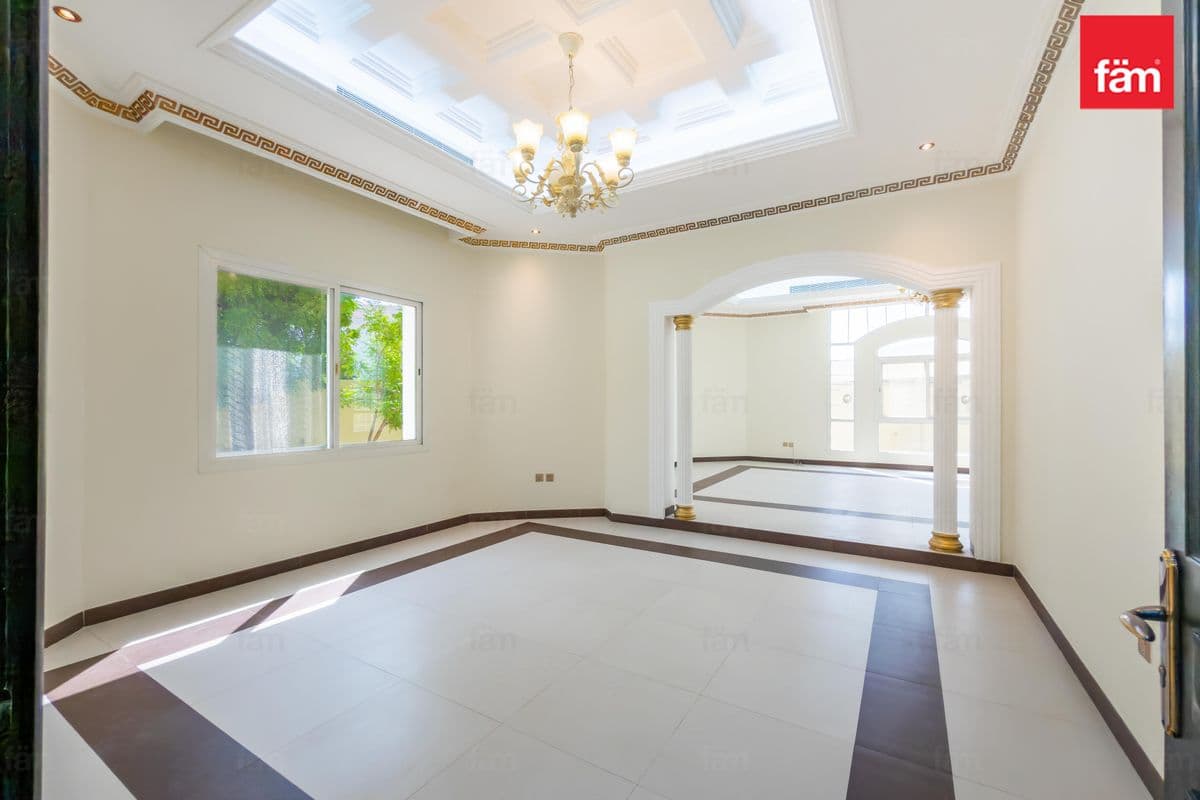 5 bedroom villa in Al Barsha 2 Villas, photograph 10 of 20