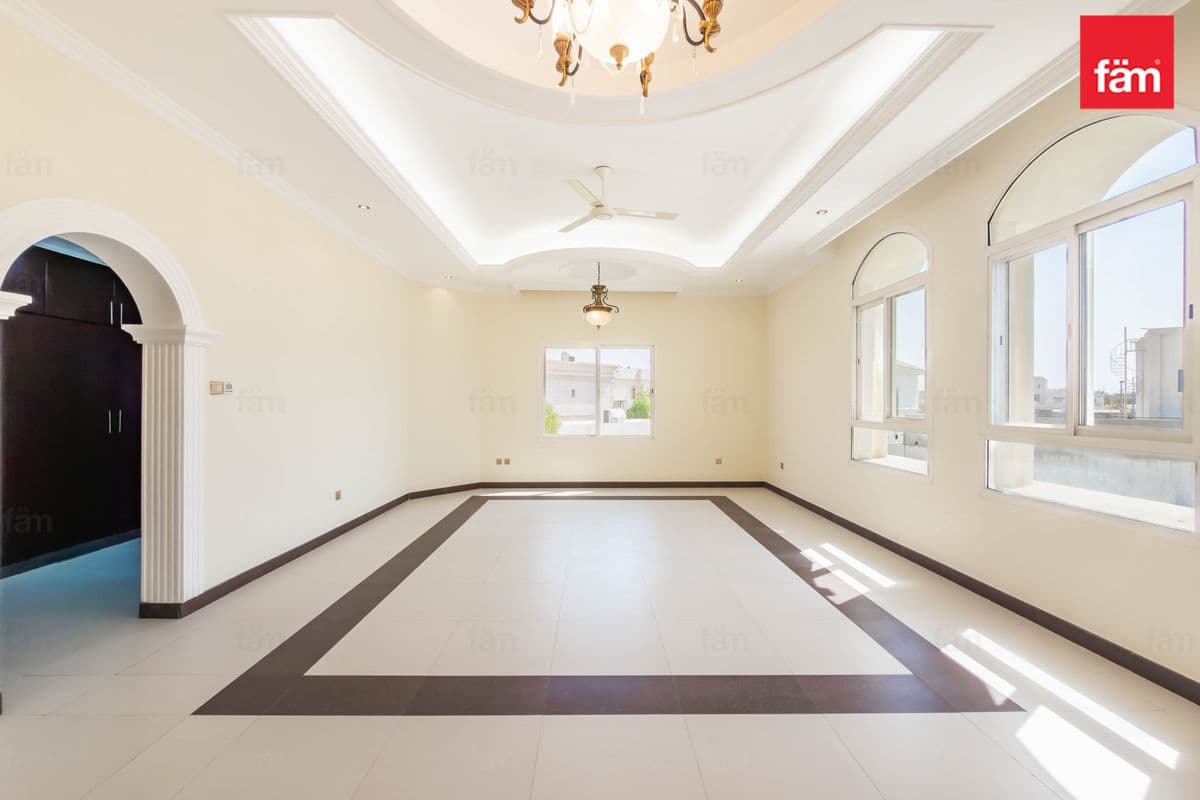 5 bedroom villa in Al Barsha 2 Villas, photograph 4 of 20