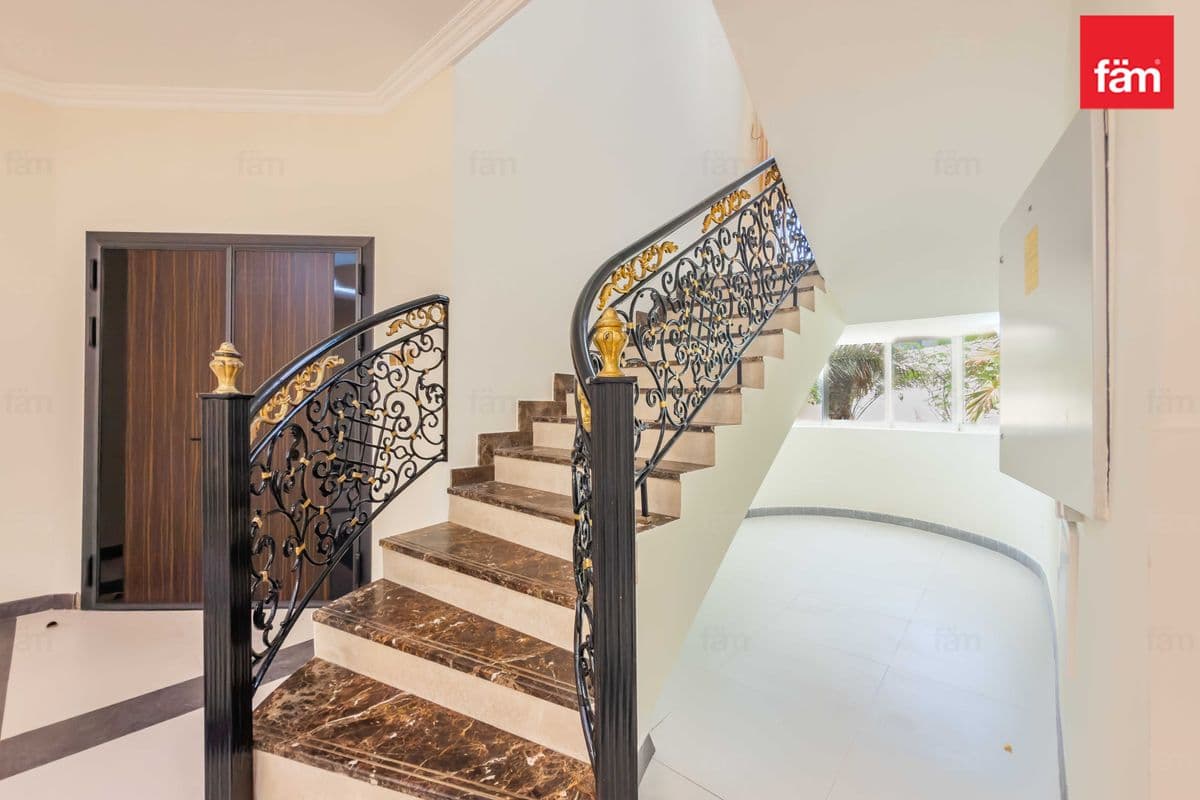 5 bedroom villa in Al Barsha 2 Villas, photograph 15 of 20