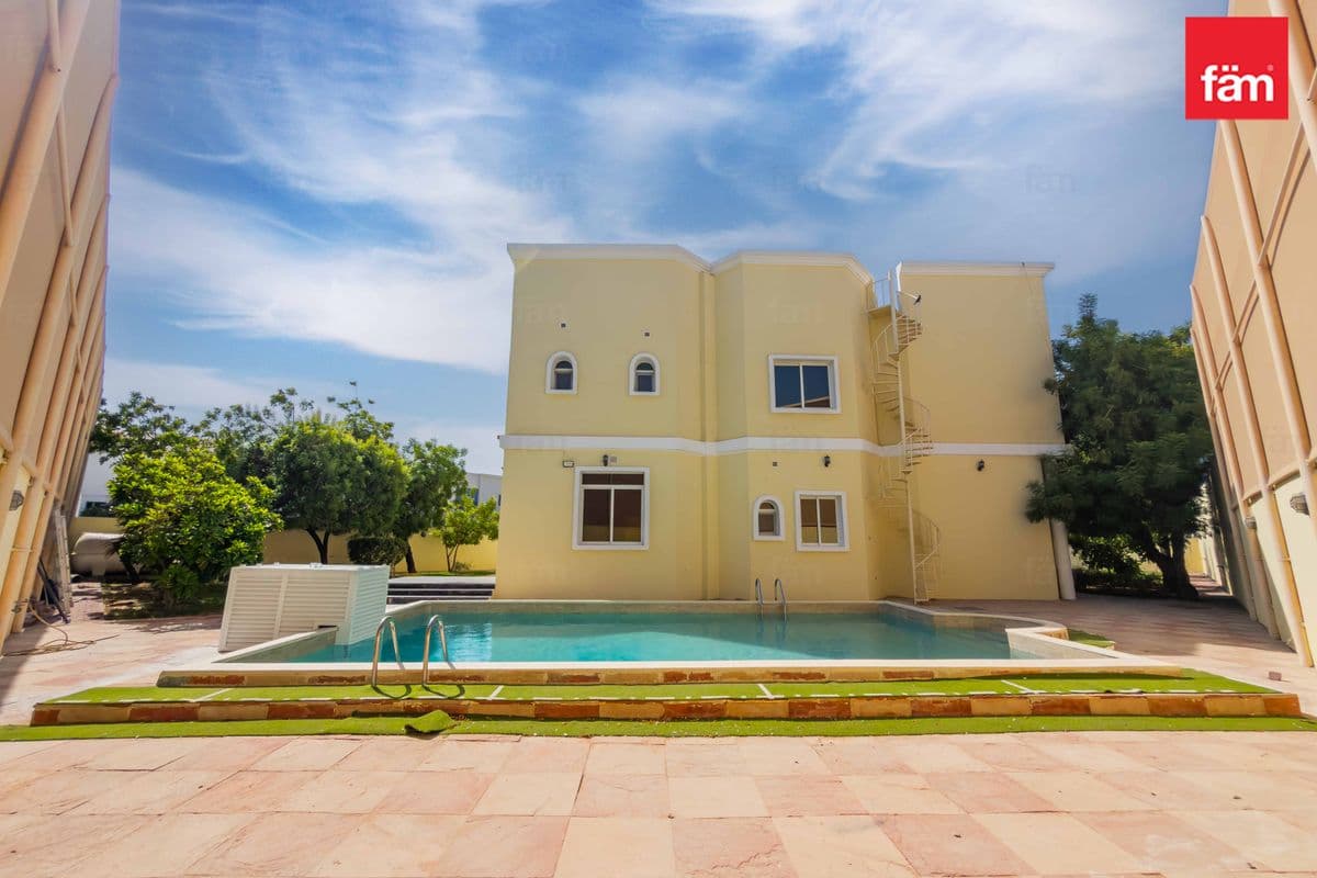 5 bedroom villa in Al Barsha 2 Villas, photograph 18 of 20