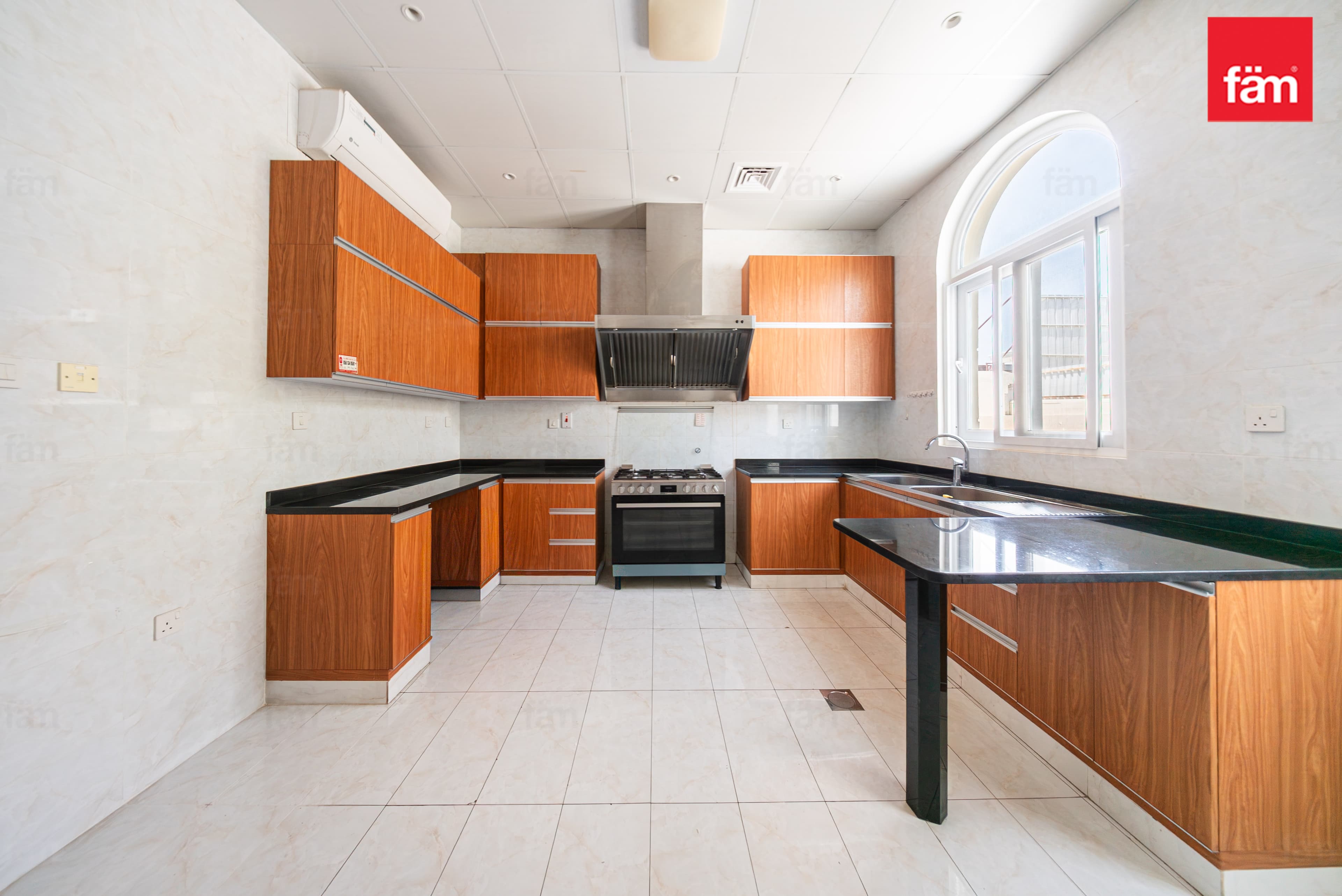 5 bedroom villa in Al Barsha 2 Villas, photograph 14 of 20