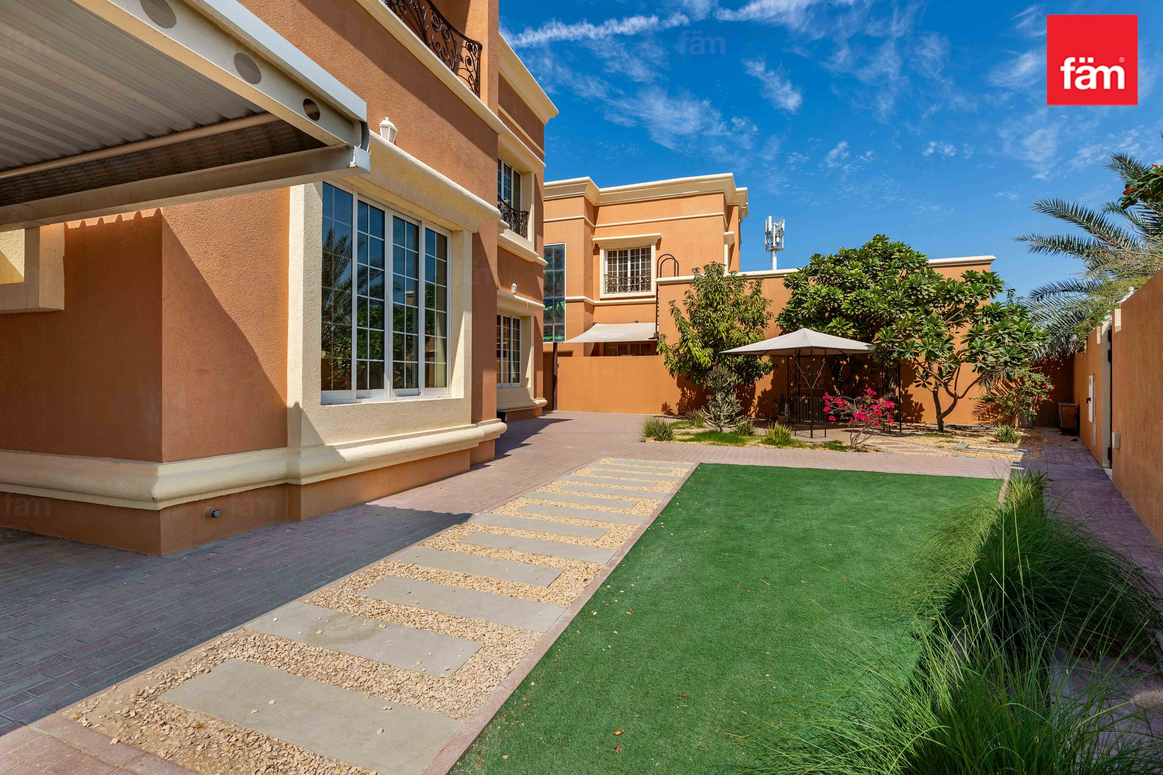 5 bedroom villa in Al Barsha 3 Villas, photograph 14 of 19