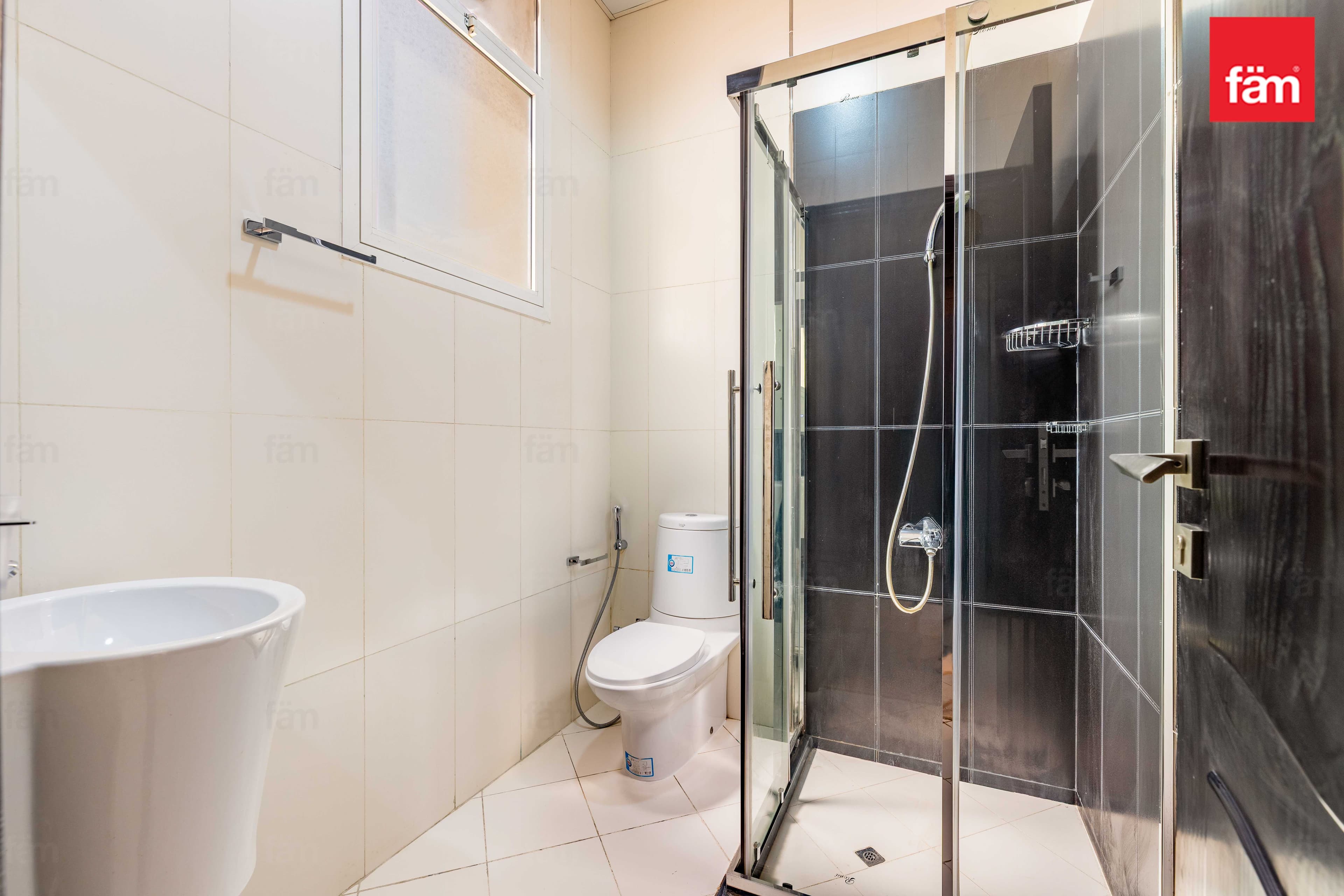 5 bedroom villa in Al Barsha 3 Villas, photograph 13 of 19