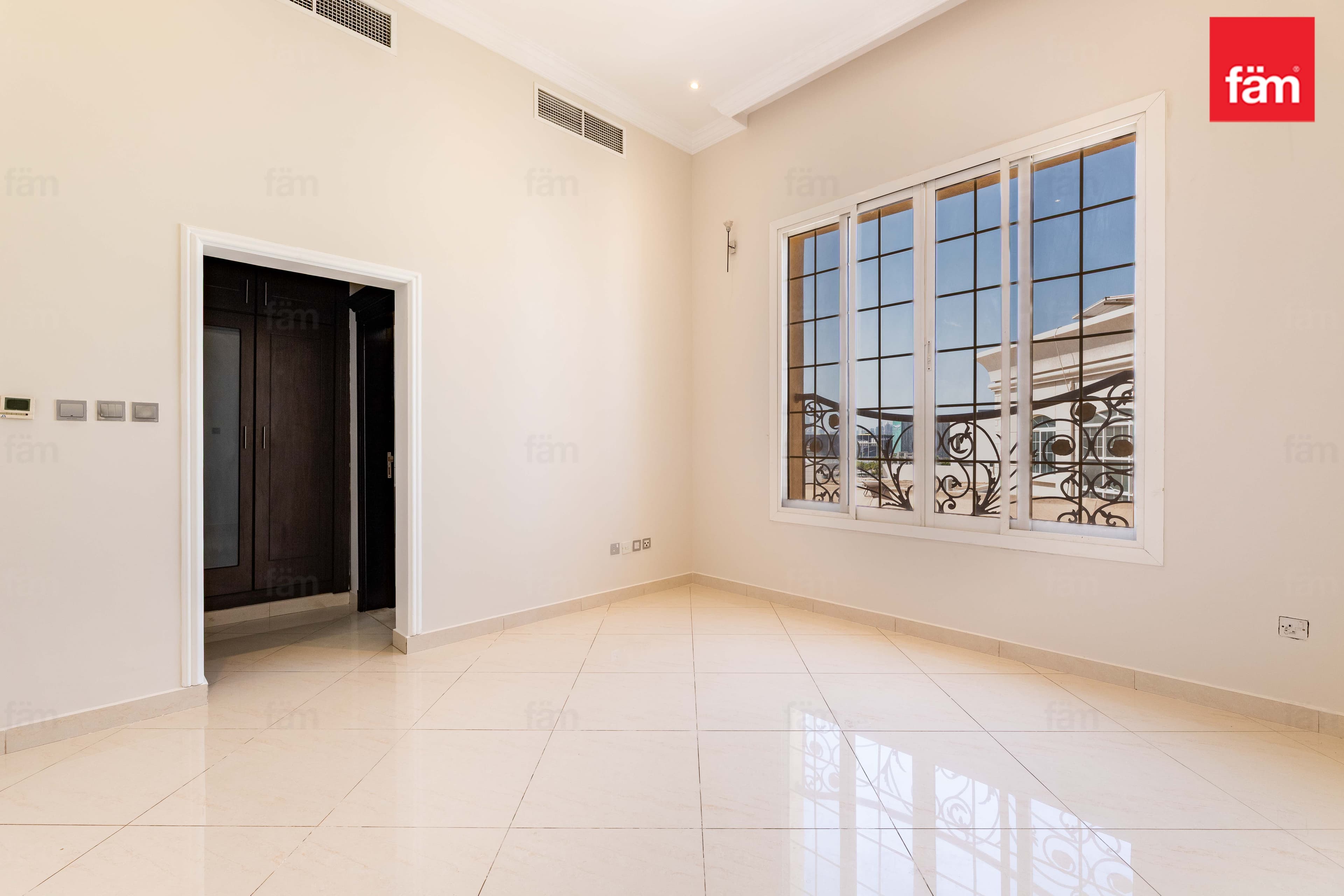 5 bedroom villa in Al Barsha 3 Villas, photograph 7 of 19