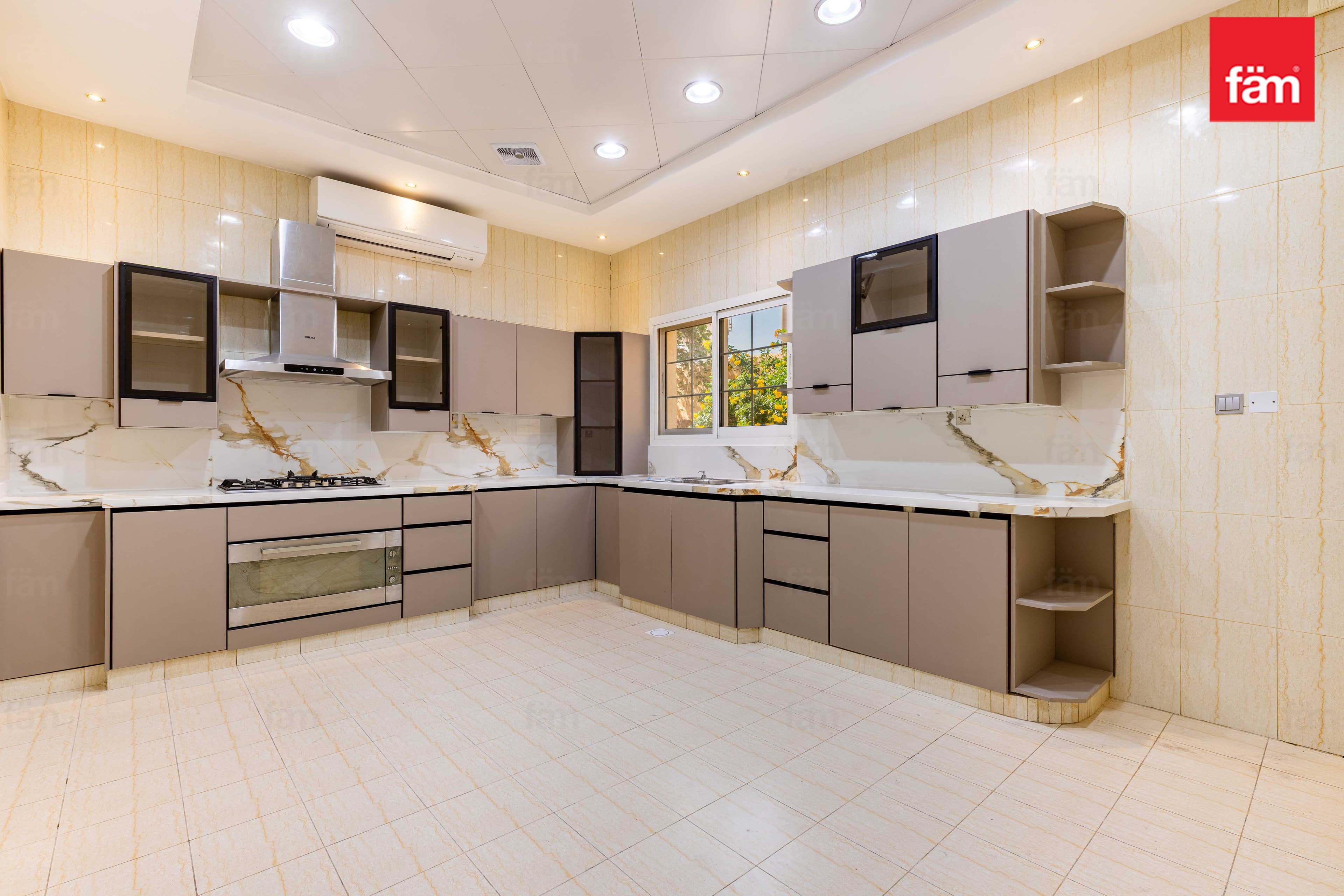 5 bedroom villa in Al Barsha 3 Villas, photograph 5 of 19