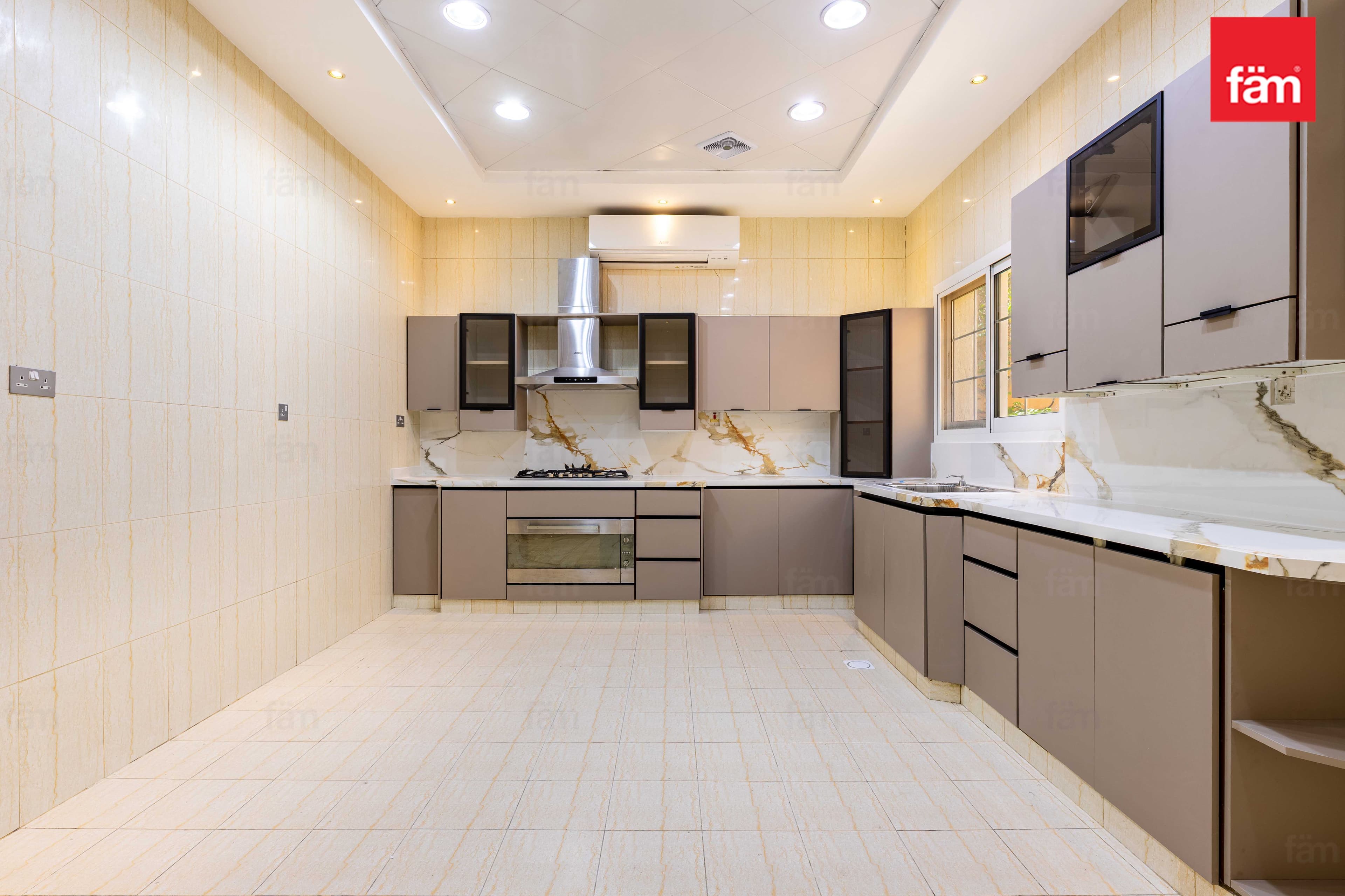 5 bedroom villa in Al Barsha 3 Villas, photograph 3 of 19